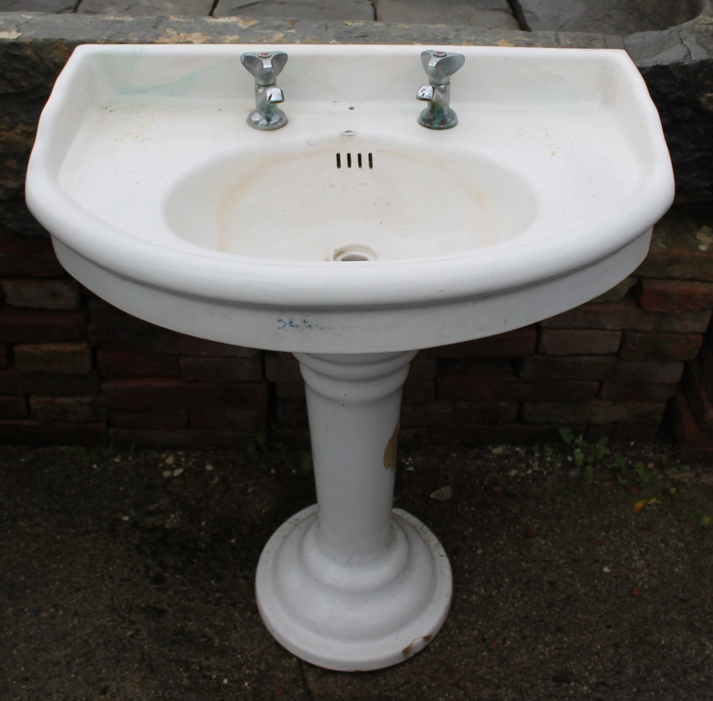 Antico lavandino da bagno in ceramica di recupero