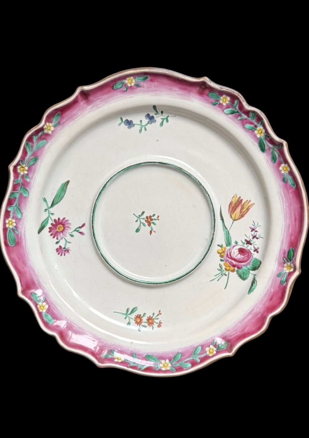 Assiette en faïence avec décor de rose au troisième feu. Manufacture Finck. Bologne.