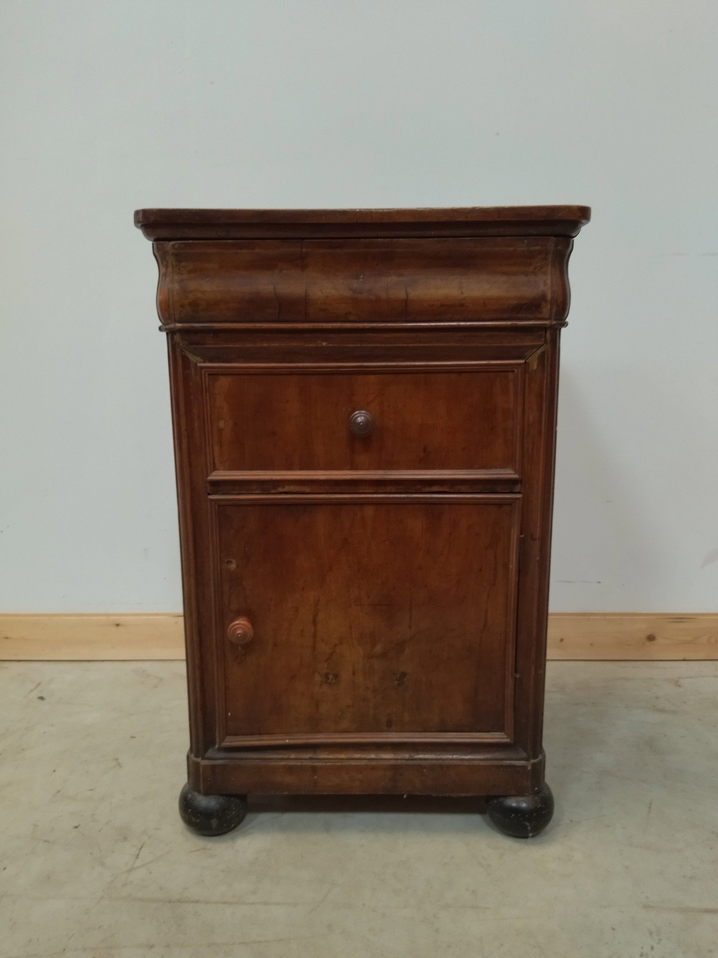 Comodino Luigi Filippo in noce - metà 800 - mobiletto cappuccino Carlo X