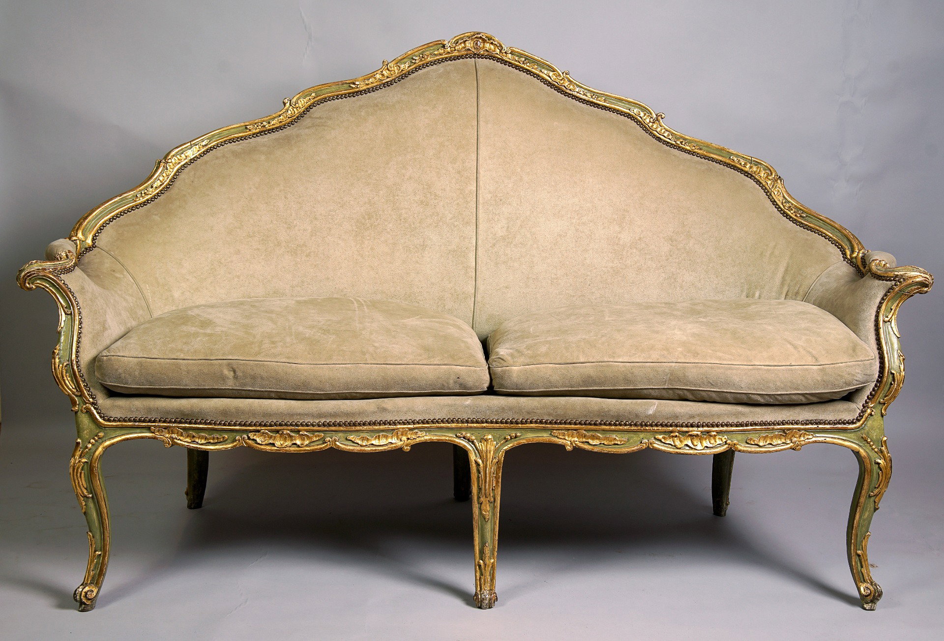 Salon im Louis-XV-Stil aus grün lackiertem Holz, Voluten-Schnitzereien, Blattwerk und Rokoko-Motive in Gold hervorgehoben - Turin Mitte des 18. Jahrhunderts