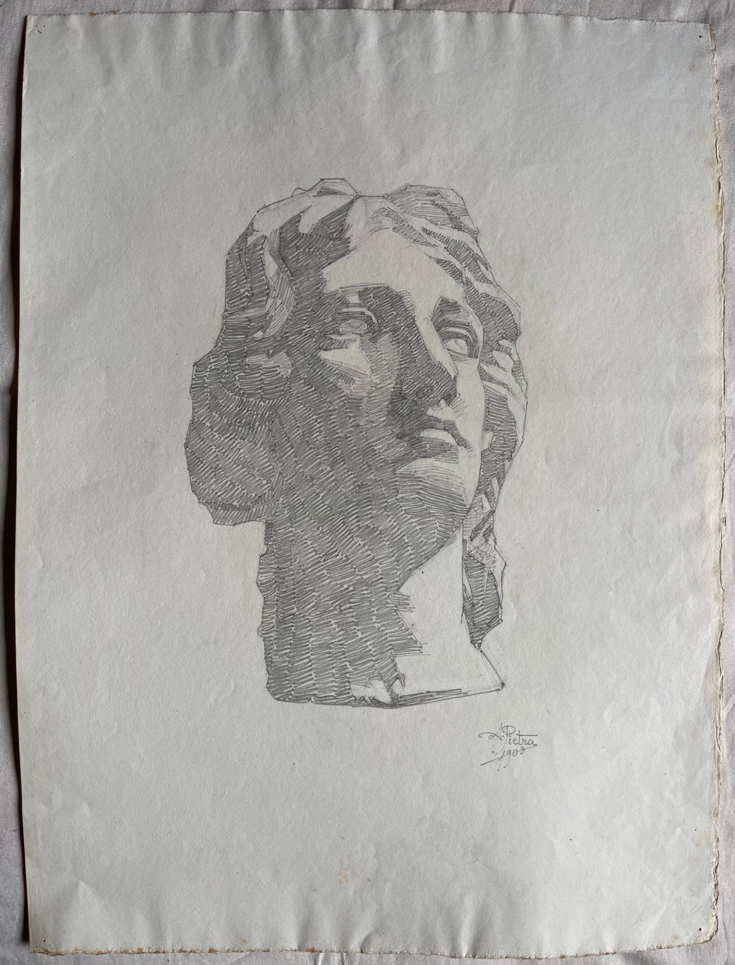 Bleistiftzeichnung auf Papier, die einen Marmorkopf darstellt. Arturo Pietra. Bologna.