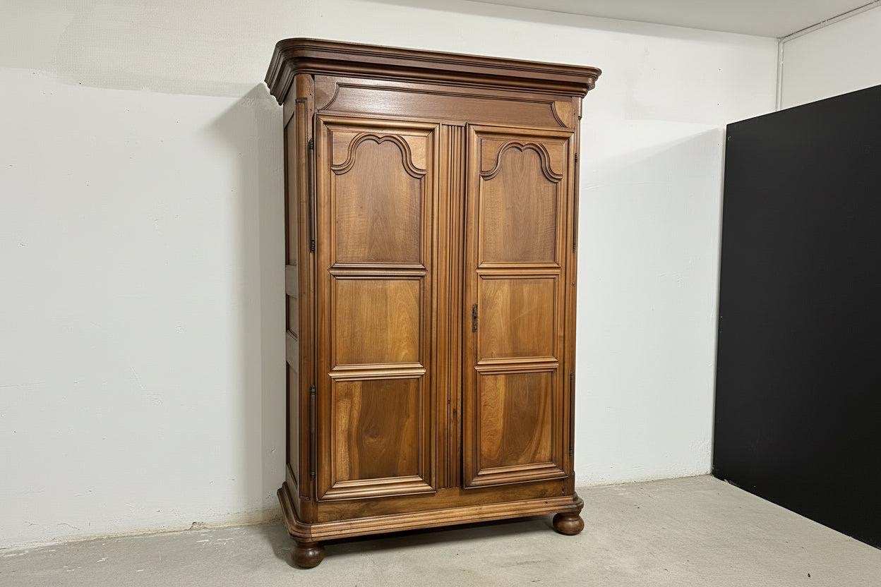 Grand placard de sacristie en noyer, Paris début du 18ème siècle