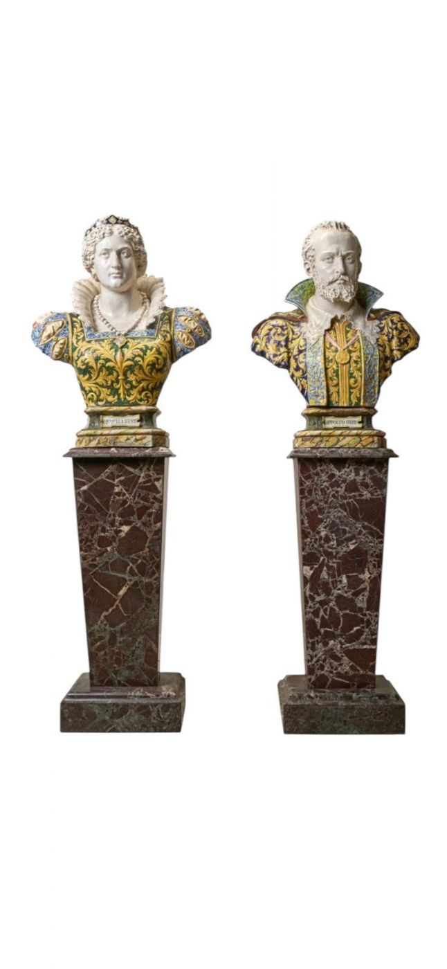 Fabuloso par de bustos em cerâmica policromada representando IPPOLITO E ISABELLA D’ESTE. ANGELO MINGHETTI