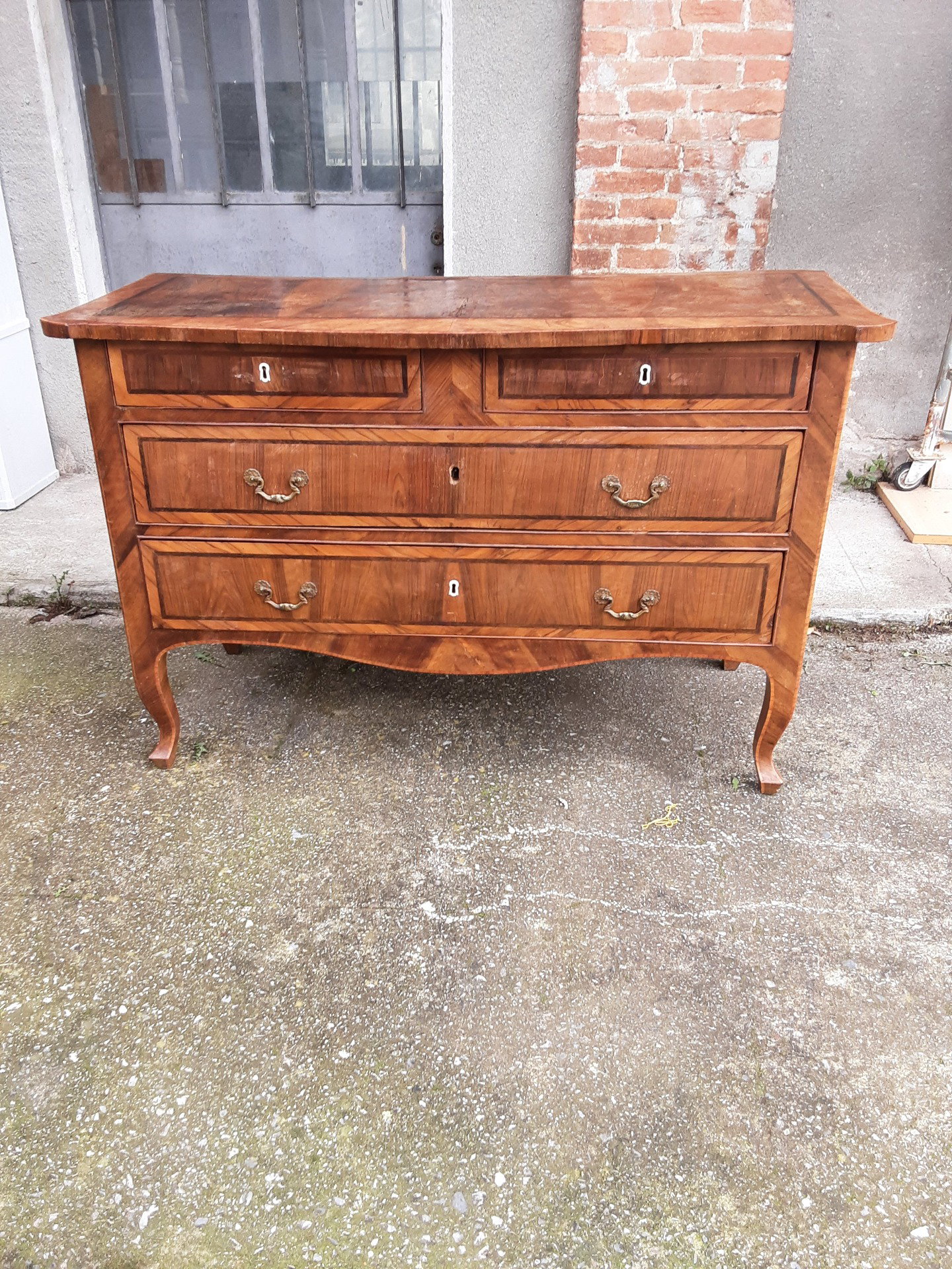 Comò piano mosso lucca metà 1700 lastronato in noce olivo palissandro  boise de rose splendide gambe mosse  l137xp59xh90 certificato di garanzia             certificato di garanzia 