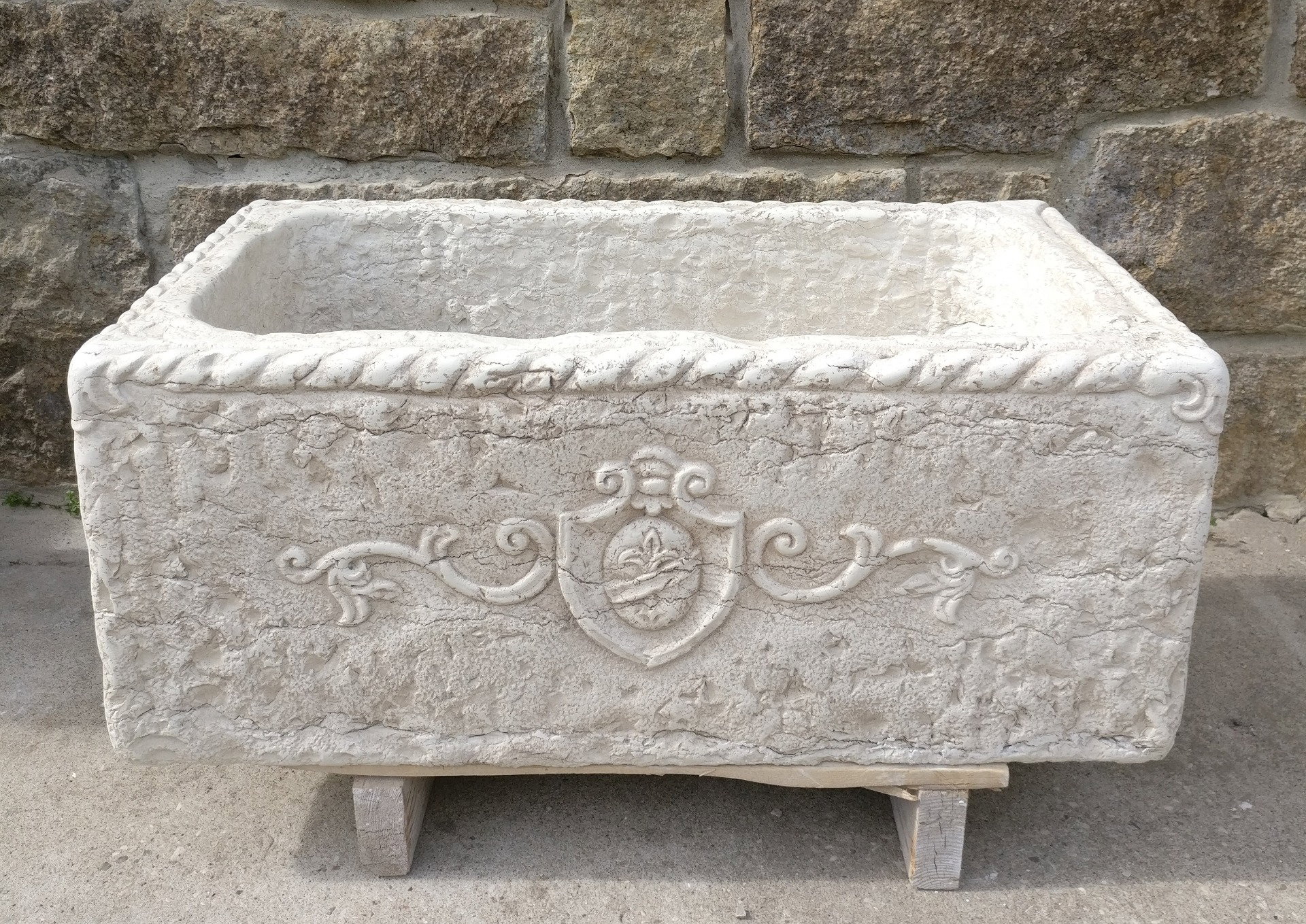 Lavandino con stemma araldico - 79 x 46 cm - Marmo Biancone di Asiago - Venezia