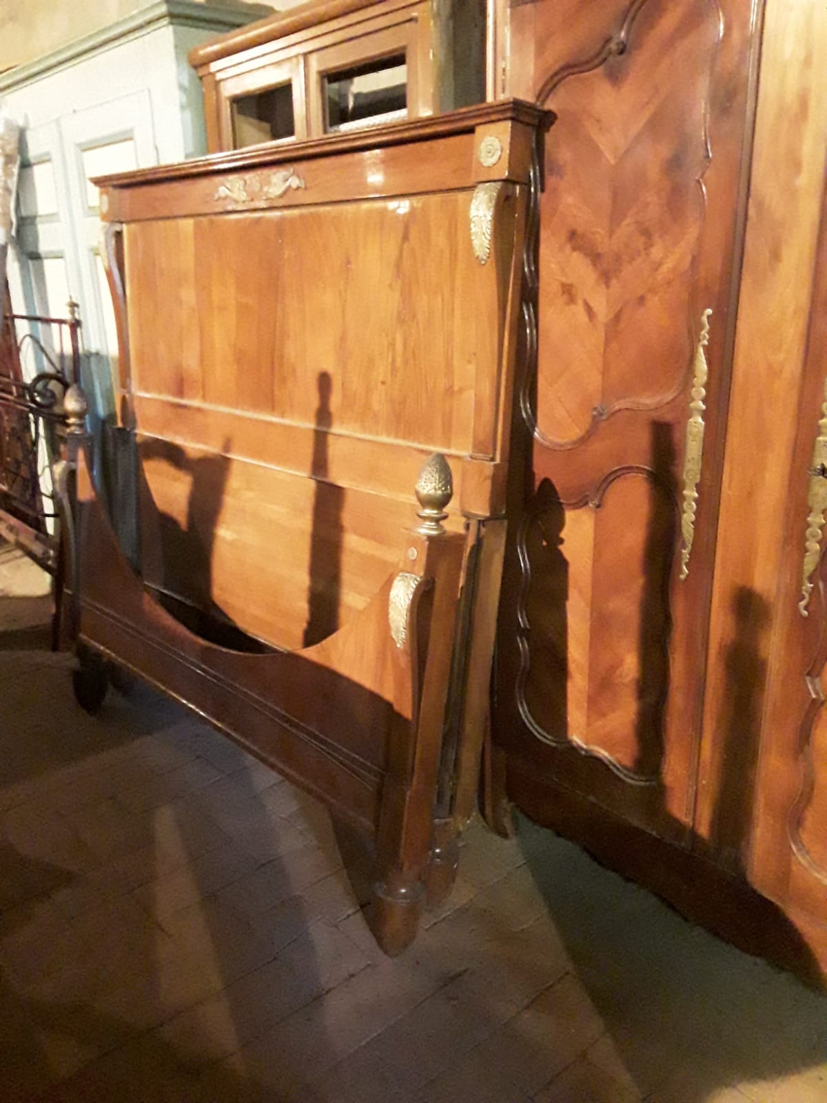 Lit Empire lombard en noyer blond, ornements en bronze et laiton doré avec pommes de pin au pied de lit, largeur intérieure 160 cm, extérieure 173 cm x hauteur 175 cm, pied de lit hauteur 120 cm, garantie selon les termes de la loi.