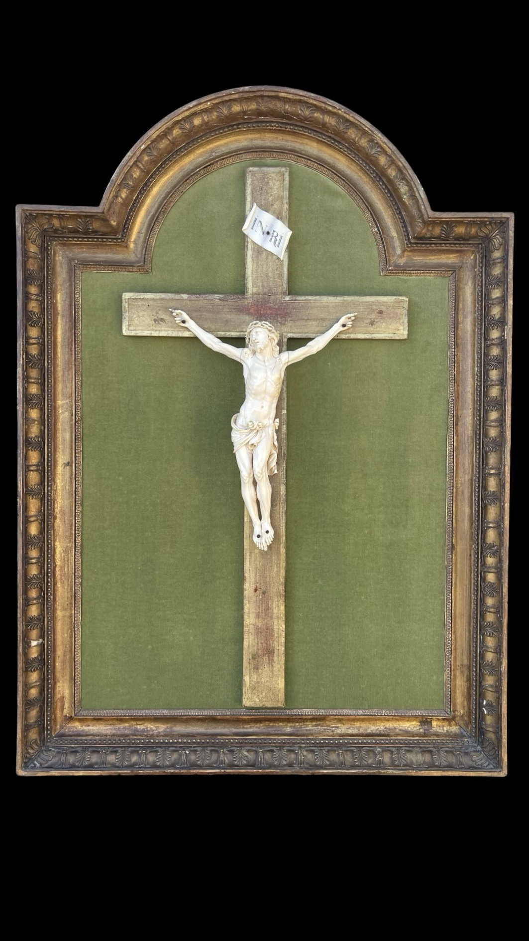 Cristo in avorio con croce e cornice in legno intagliato e dorato.periodo Luigi XVI.