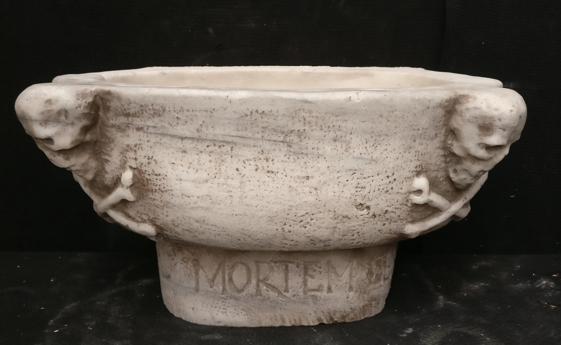 Particolare Lavandino/Mortaio esoterico - "Nihil Morte Certius" - 49 x 40 cm - Marmo d'Istria - fine 19° secolo - Venezia