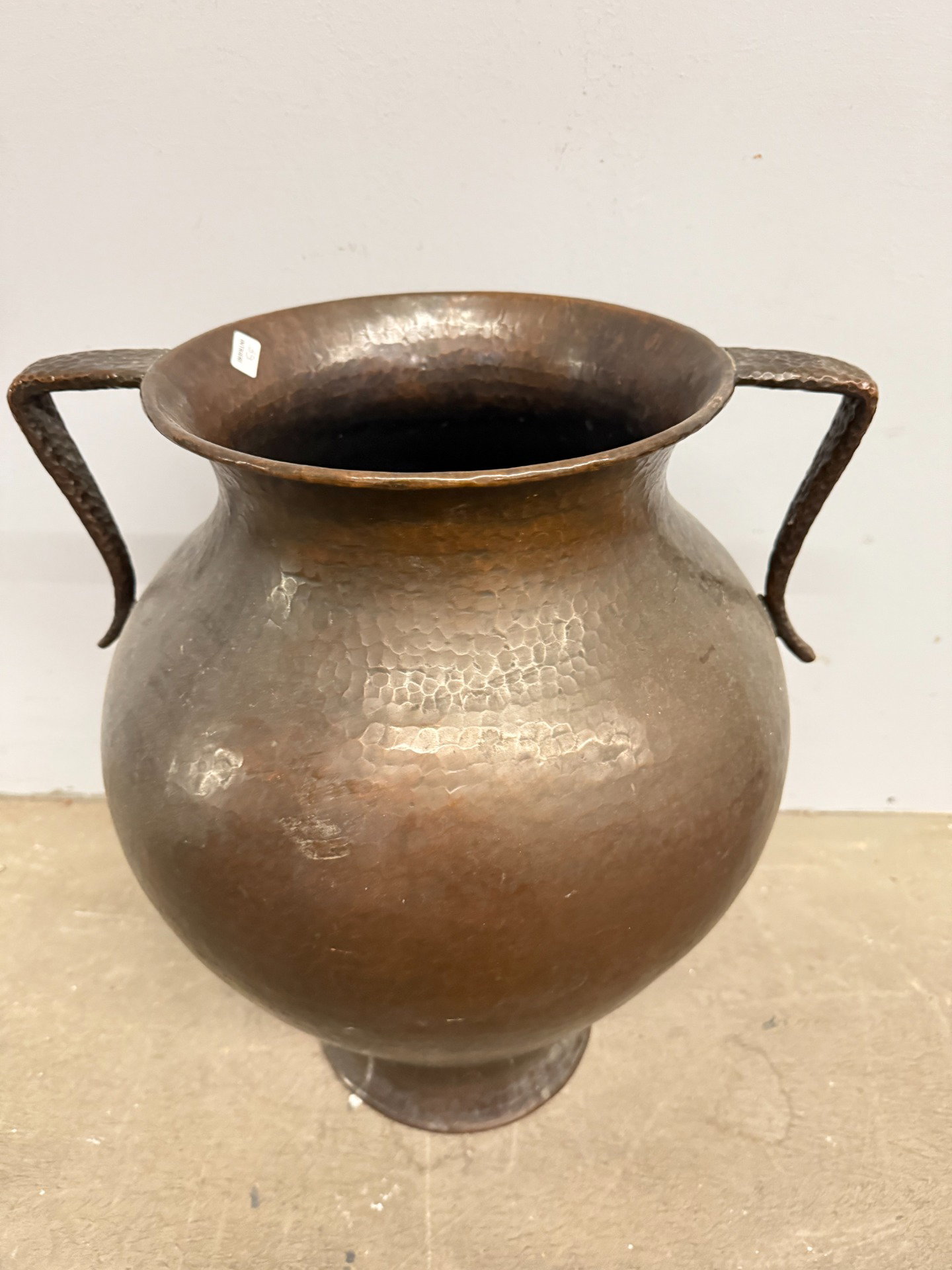 Ánfora o jarra antigua de cobre martillado, de dos asas, con dos mangos, siglo XVIII, 50x44cm