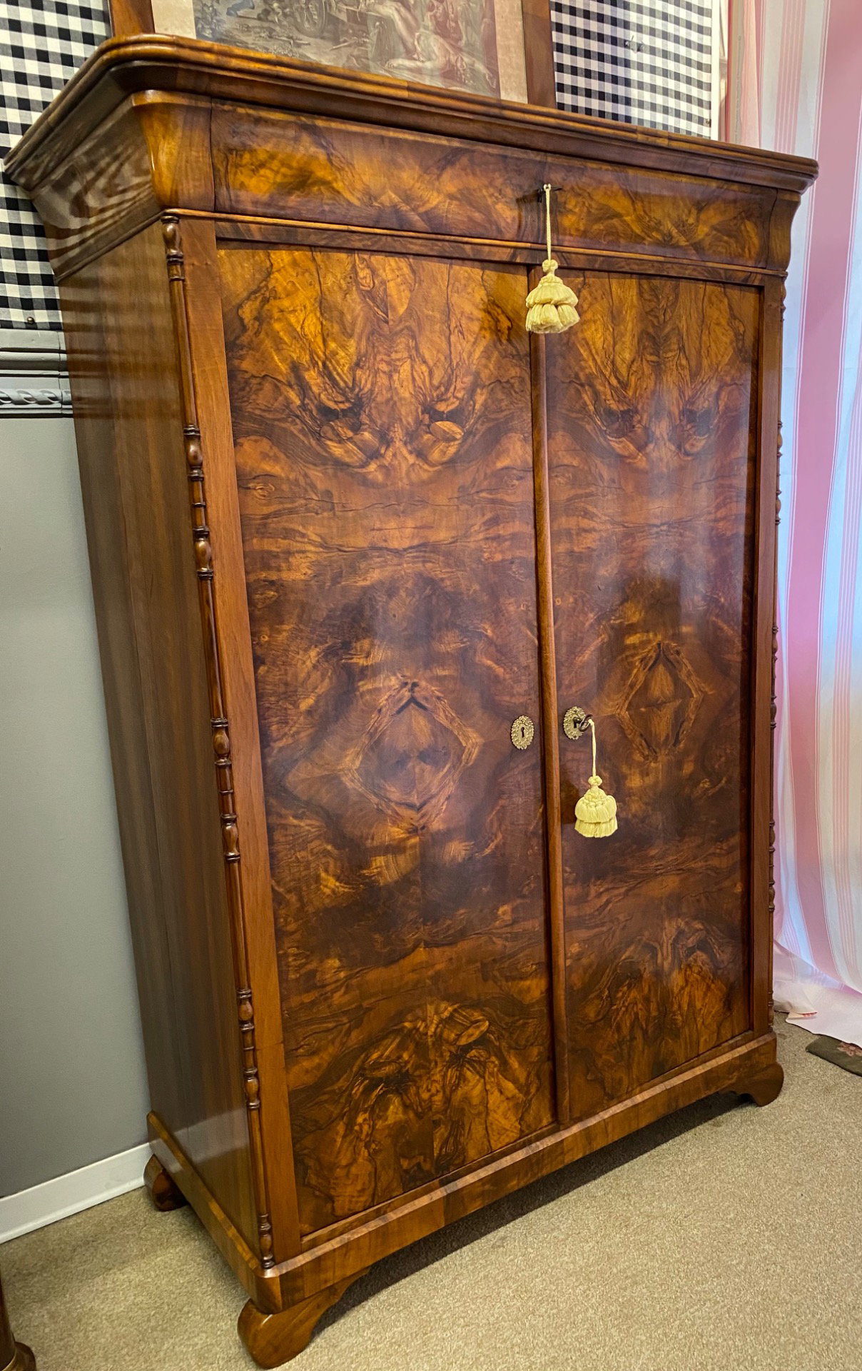 Elegant Luigi Filippo cappuccino-colored cabinet/small wardrobe with 2 walnut and walnut veneer doors