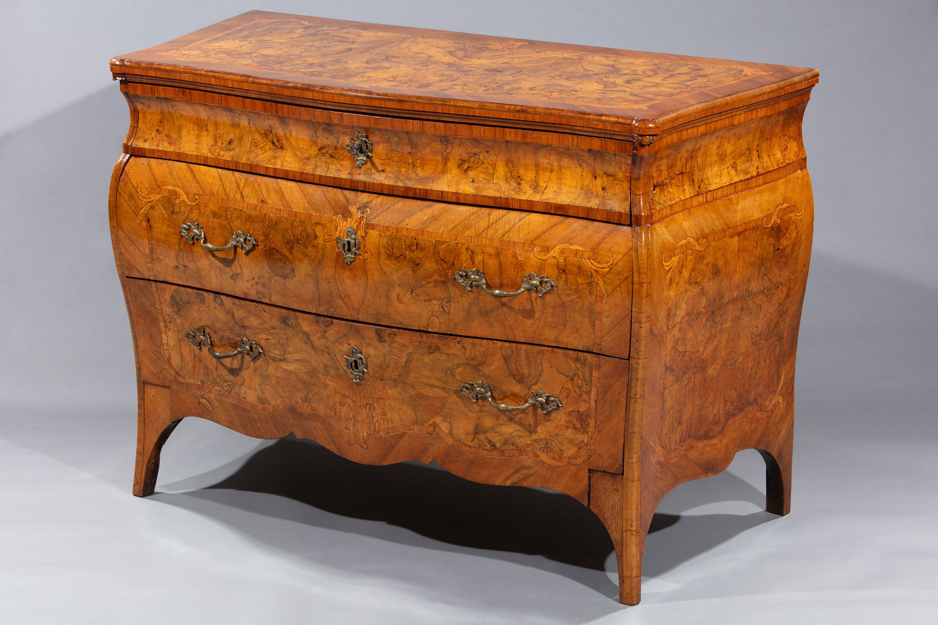 Nussbaum-furnierte Kommode aus Nussbaum und Nussbaumwurzelholz, Lombardei, Mitte des 18. Jahrhunderts