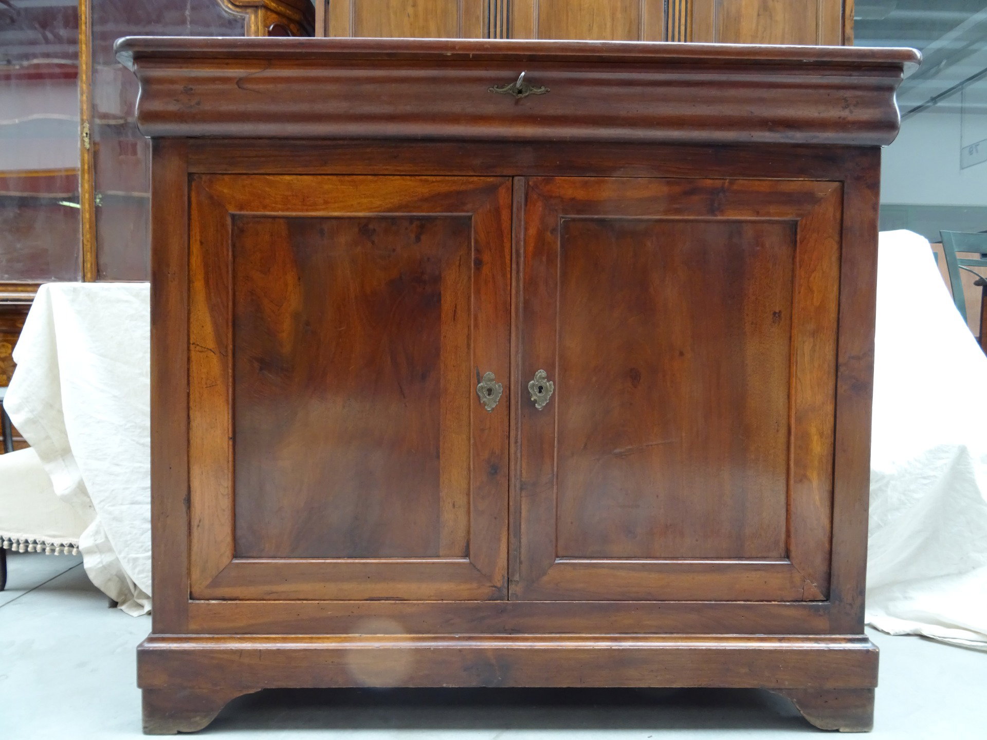 Credenza cappuccina a due porte in noce massello Luigi Filippo 1860 Francese