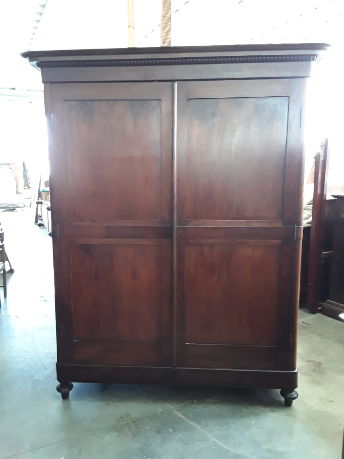 Klosterliche Nussholzschrankserie aus der ersten Hälfte des 19. Jahrhunderts (Carlo X), im Originalzustand. Maße: L160xH (mit Hut) 180, H223xT70, im Originalzustand. Perfekte, unauffindbare Schränke mit gesetzlicher Gewährleistung.