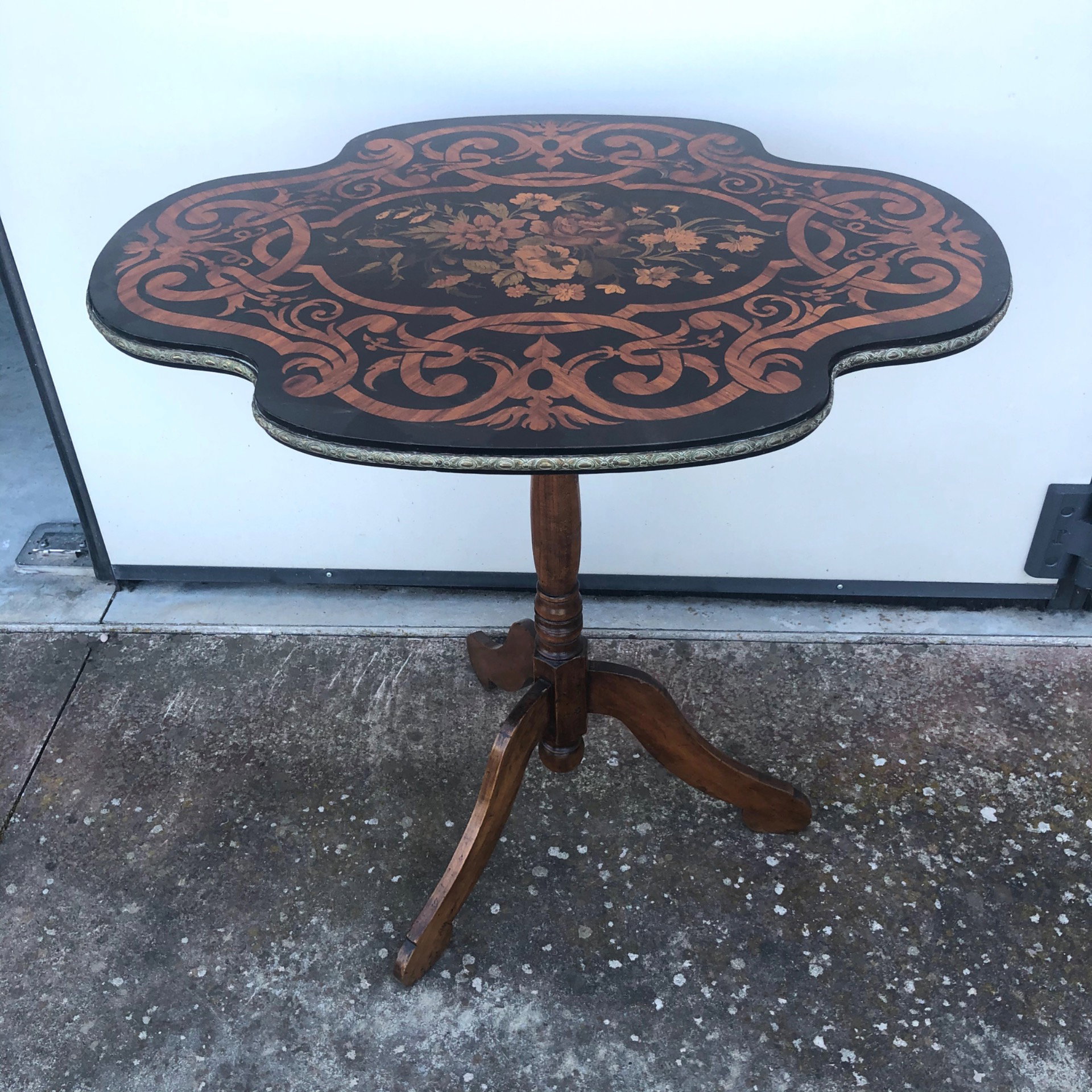 Mesa de centro com tampo ricamente embutido com motivos florais (perna antiga, mas não original). Período Luís Filipe.