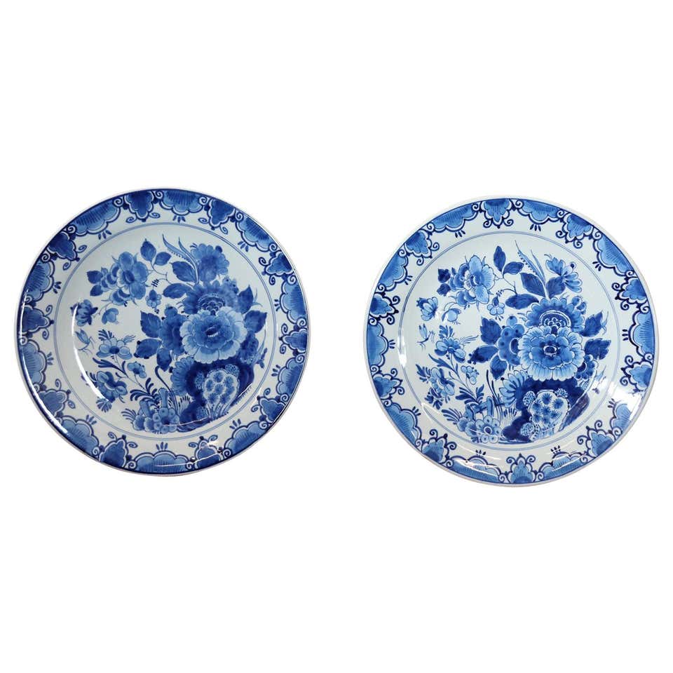 Coppia di piatti in ceramica artistica colore blu marchio Delft 1980