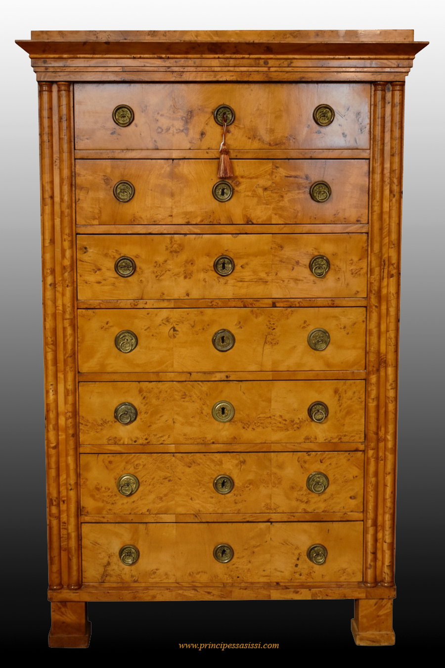 Vienna 1815 c.a  . Importante settimanale integro in radica d'acero a "occhio d'uccello". Alta ebanisteria viennese dell'impero in transizione con il primo biedermeier. 