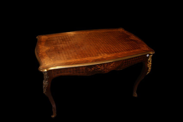 Mesa de escritório francesa de meados de 1800 em estilo Luís XV com ricos motivos de entalhe.