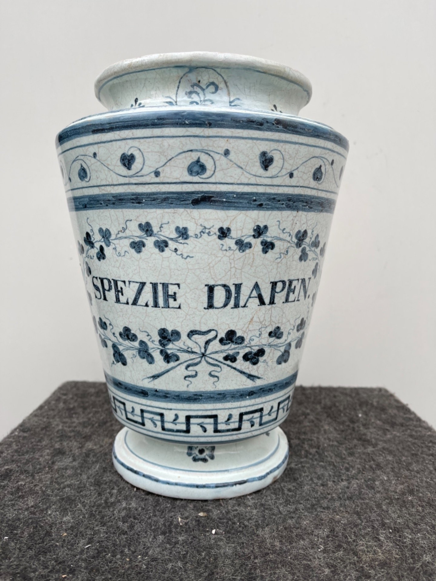 Apothekengefäß aus Majolika, Typ 'Berettina', hergestellt von Ferniani, Faenza.