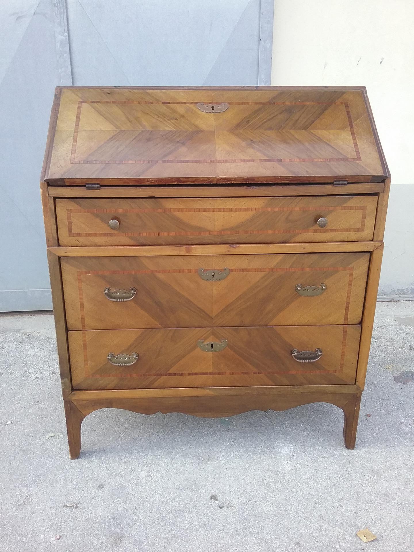 Kleine Nussbaum Sekretär mit Palisander-Intarsien, B82xH100xT45, ligurisch, Epoche 1800. Gesetzliche Garantie.