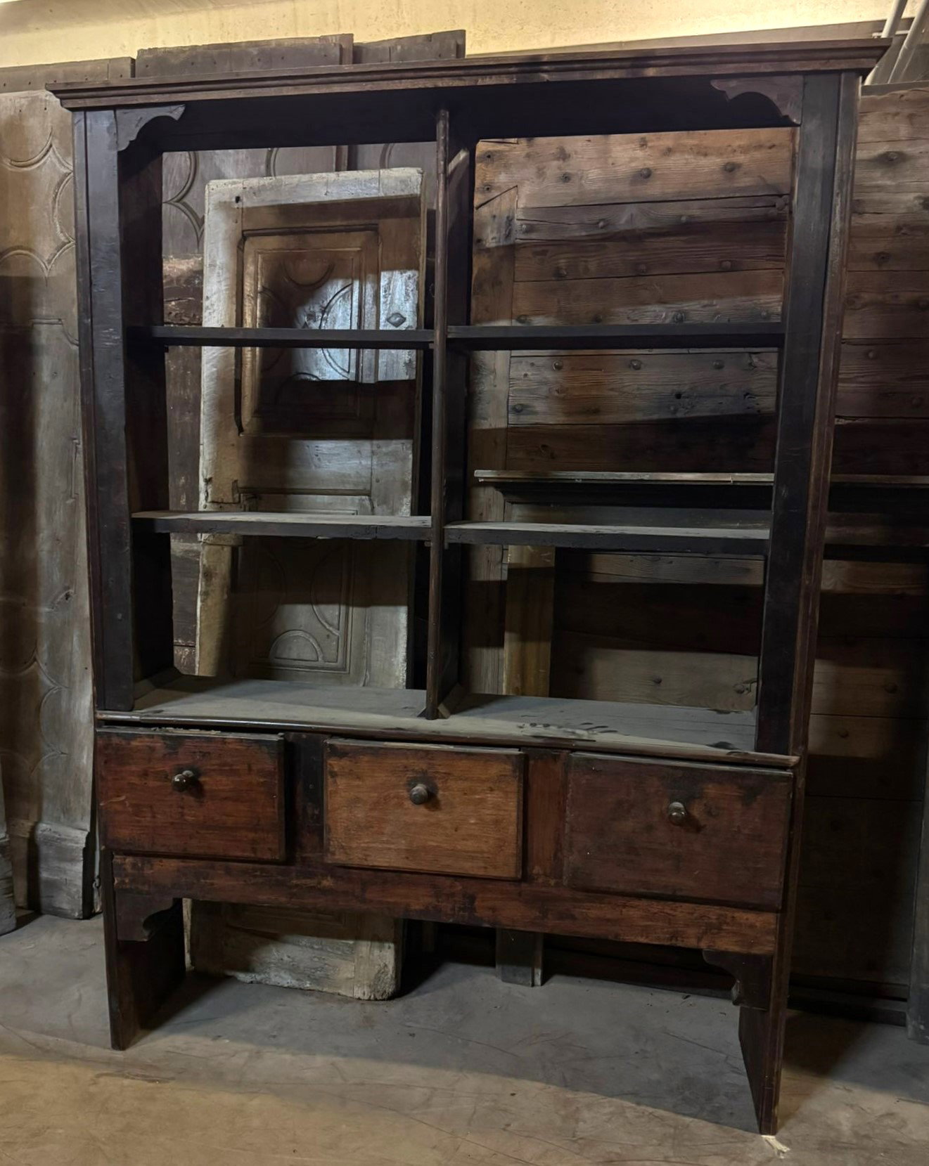 ARM240 - N. 2 muebles/aparadores similares del siglo XVIII, de diferentes tamaños: uno de 146 cm de ancho x 198 cm de alto, el otro de 155 cm de ancho x 220 cm de alto