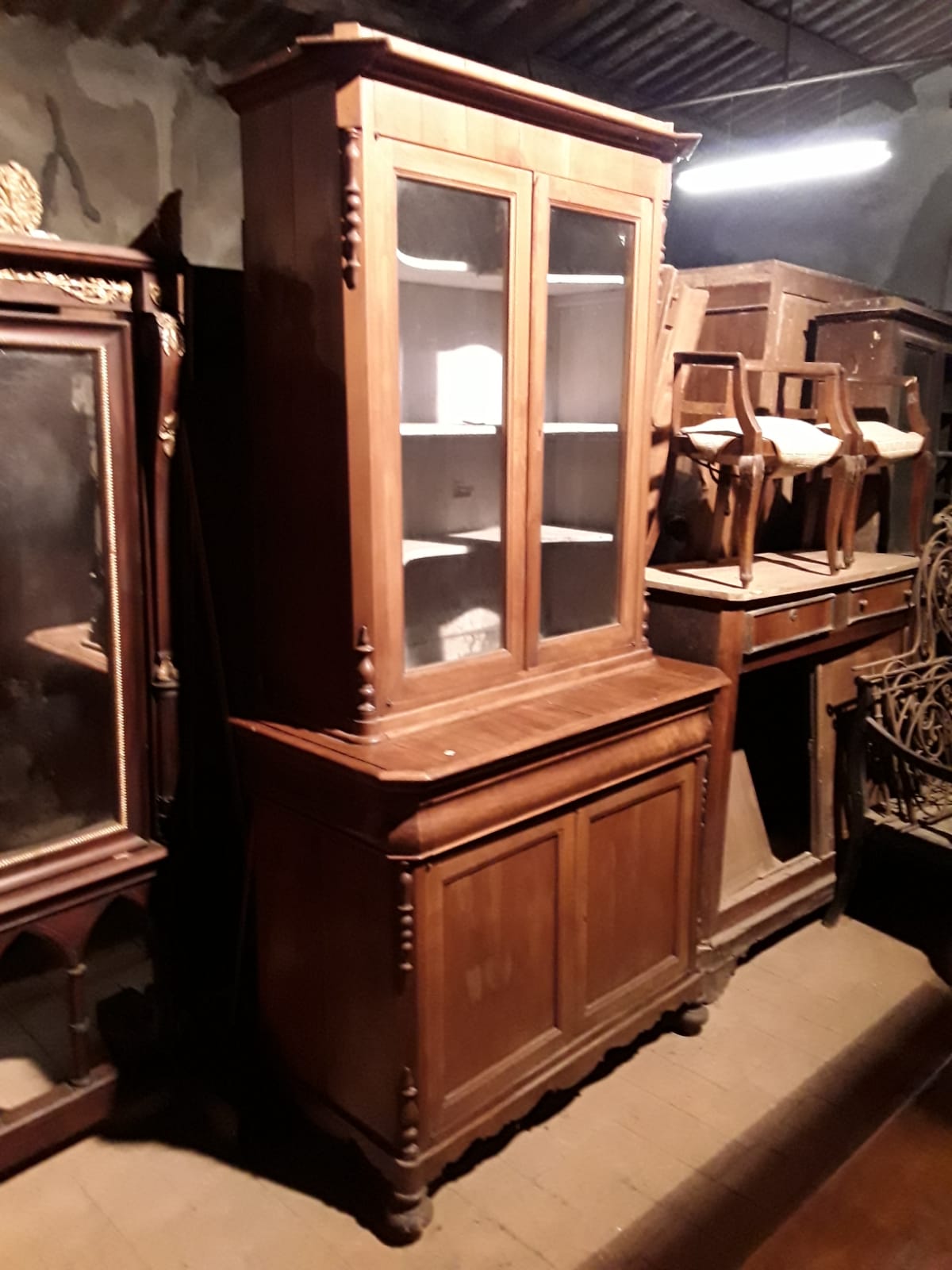 Cherry cupboard with glass display cabinet, early 1800s, Lucca style. Dimensions: L118xP60 H232. Legal guarantee.