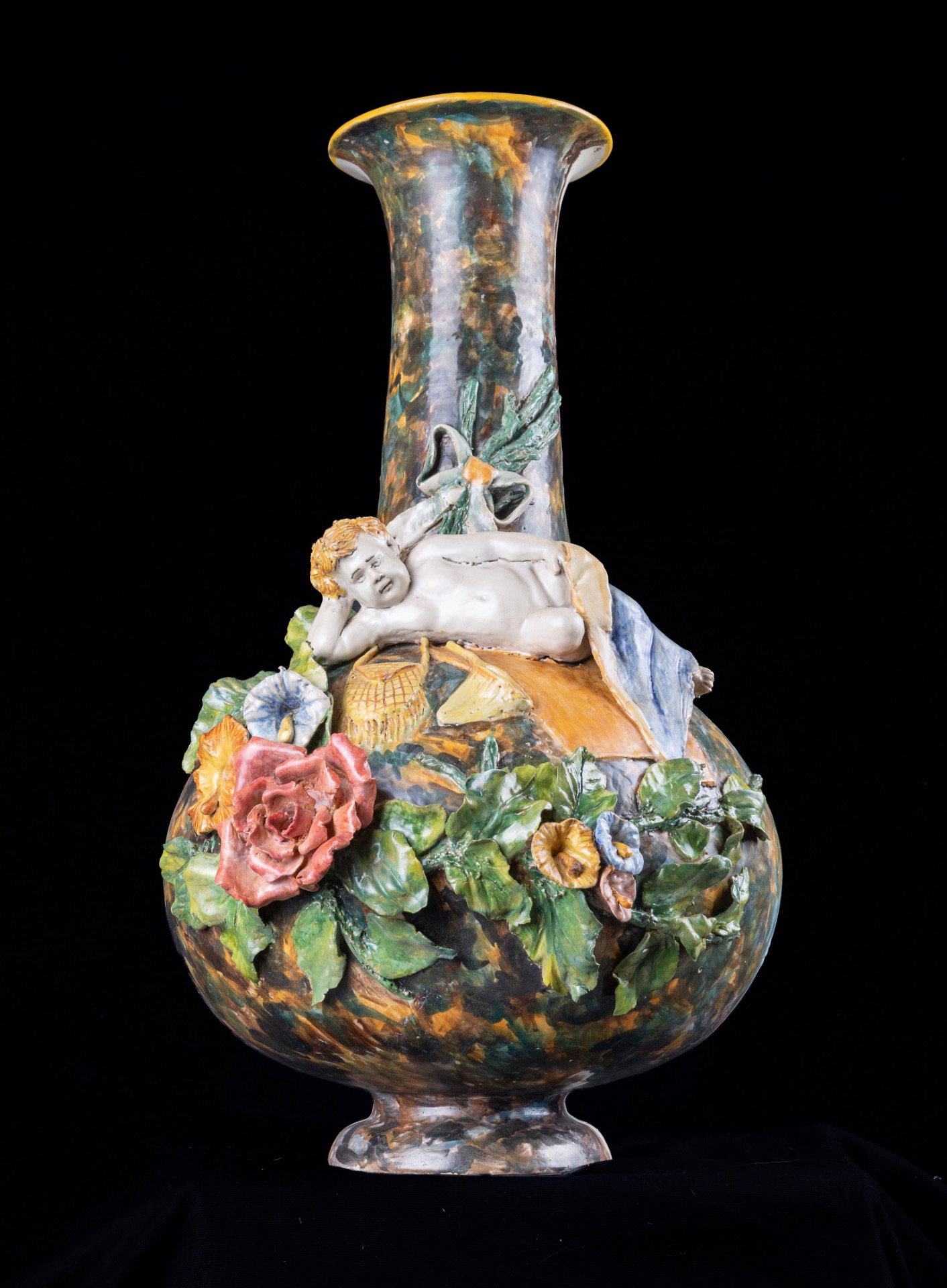 Gaetano Lodi (Crevalcore 1830-Bologne 1886) Vase en céramique polychrome avec applications florales et figuratives