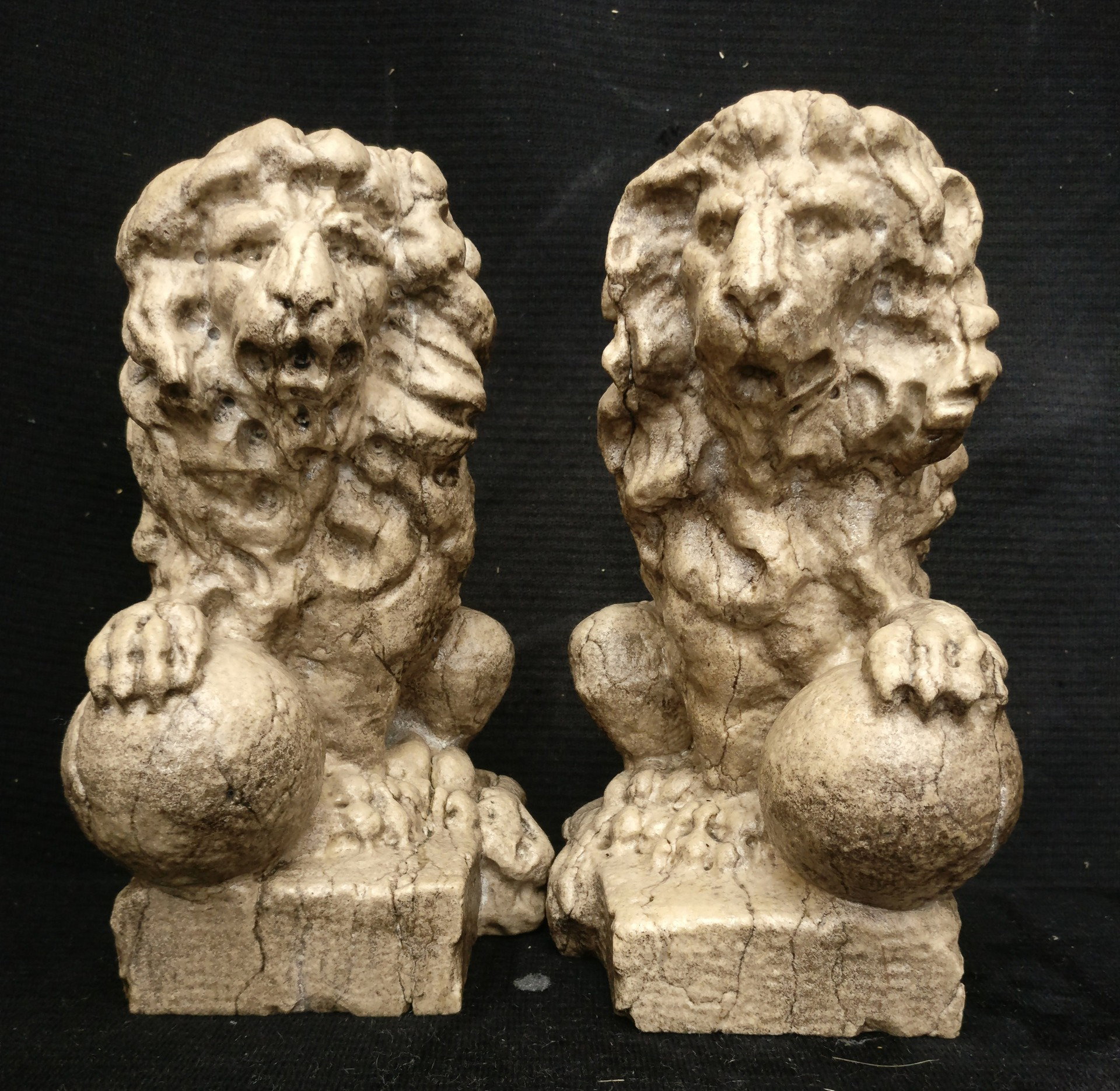 Elegante coppia di piccoli Leoncini Veneziani - H 25 cm - Fine '800 - Marmo d'Istria