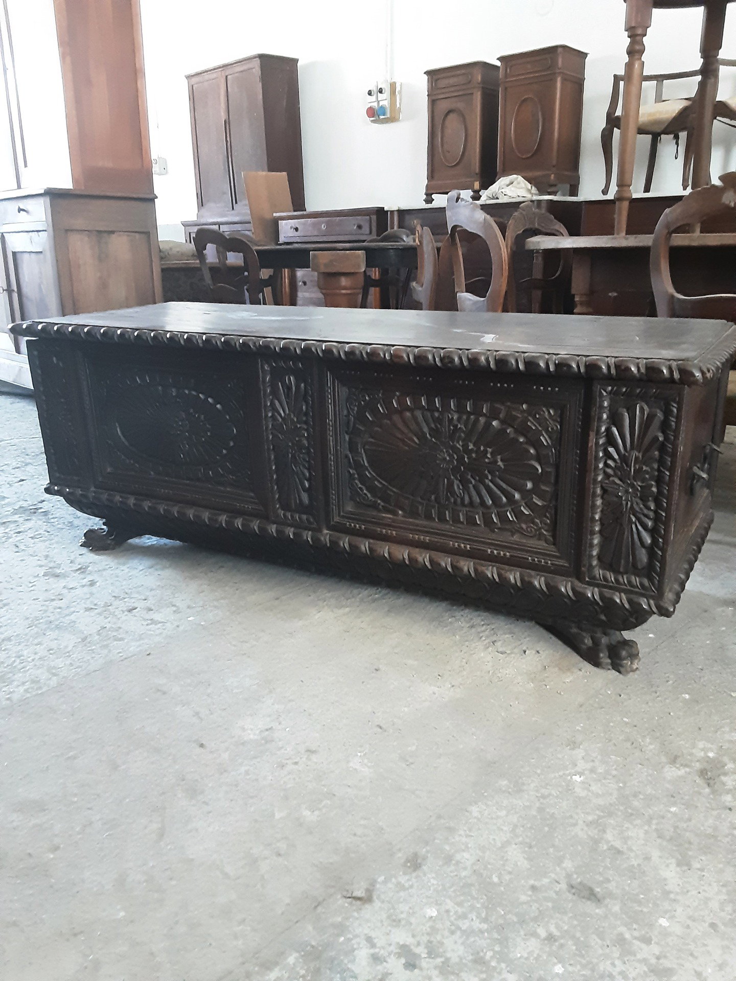 1500s walnut chest in original patina from Northern Italy with baccellature, L160xP54xH60, legal guarantee
