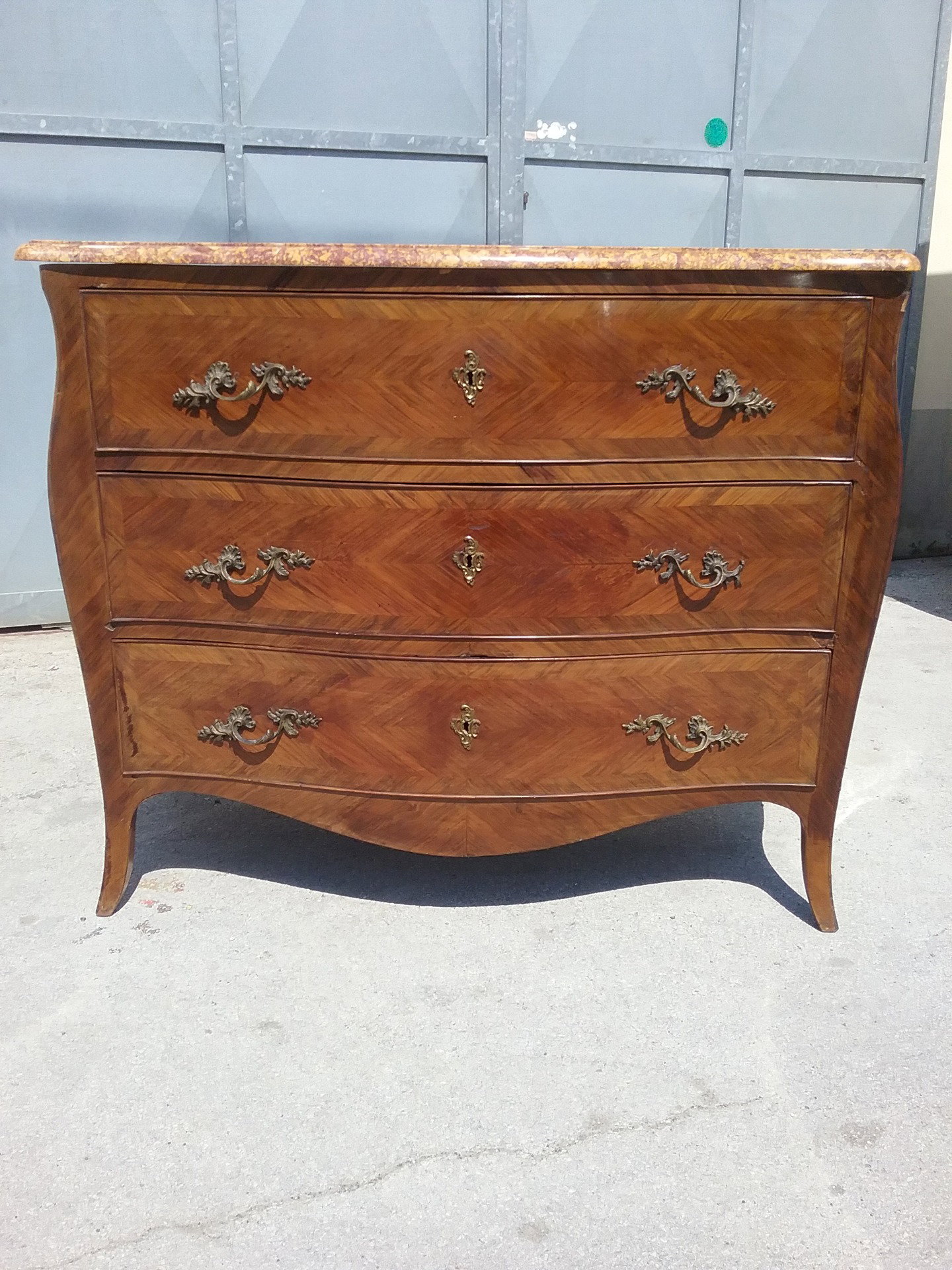 Neapolitan Louis XV chest of drawers with curved front and sides, brocatelle marble from Spain, veneered in walnut, cherry and other precious woods in herringbone pattern. L135xH106xD67 maximum dimensions being curved. Legal warranty.