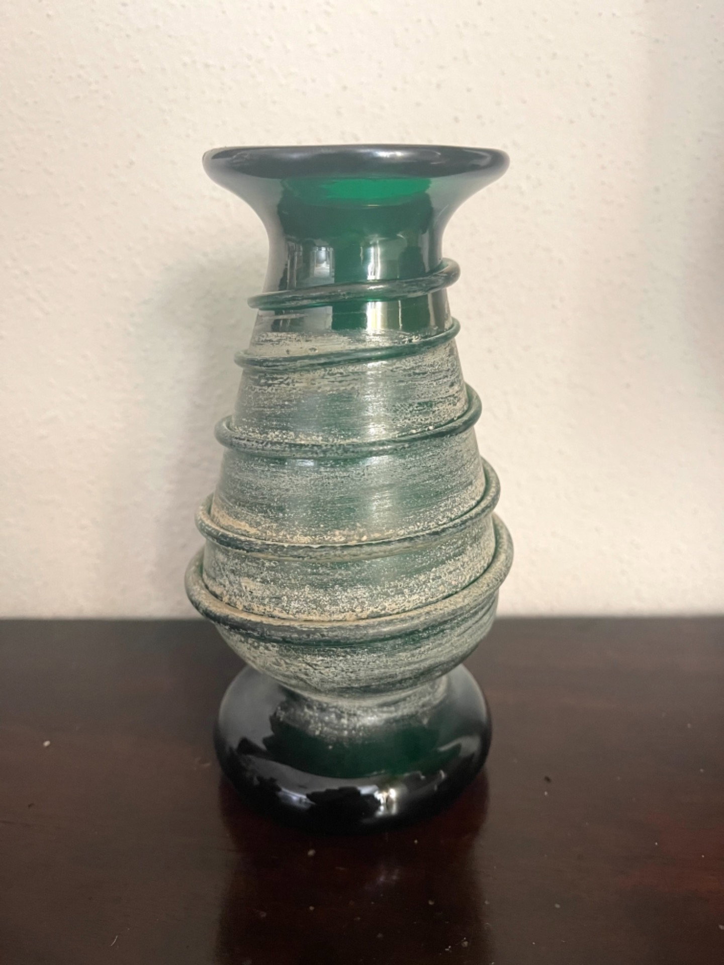 Vasetto in vetro verde iridato con applicazioni a spirale stile archeologico.Manifattura Salviati .Murano