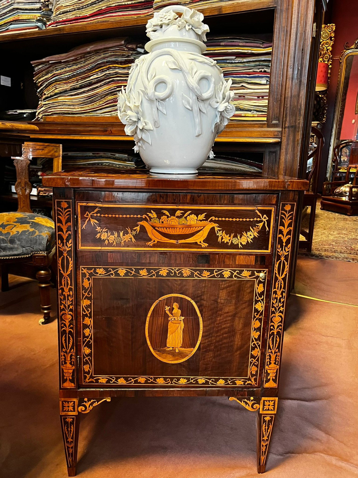 piccolo comodino “Bottega Maggiolini" in legno di palissandro finemente intarsiato. Epoca XVIII 