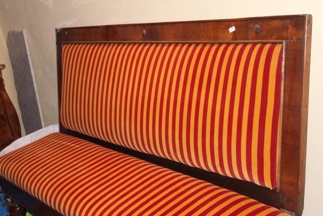 Piccolo divano in legno di noce, Siena XIX secolo  L’altezza 110 cm, la larghezza 160 cm e lo spessore 43 cm