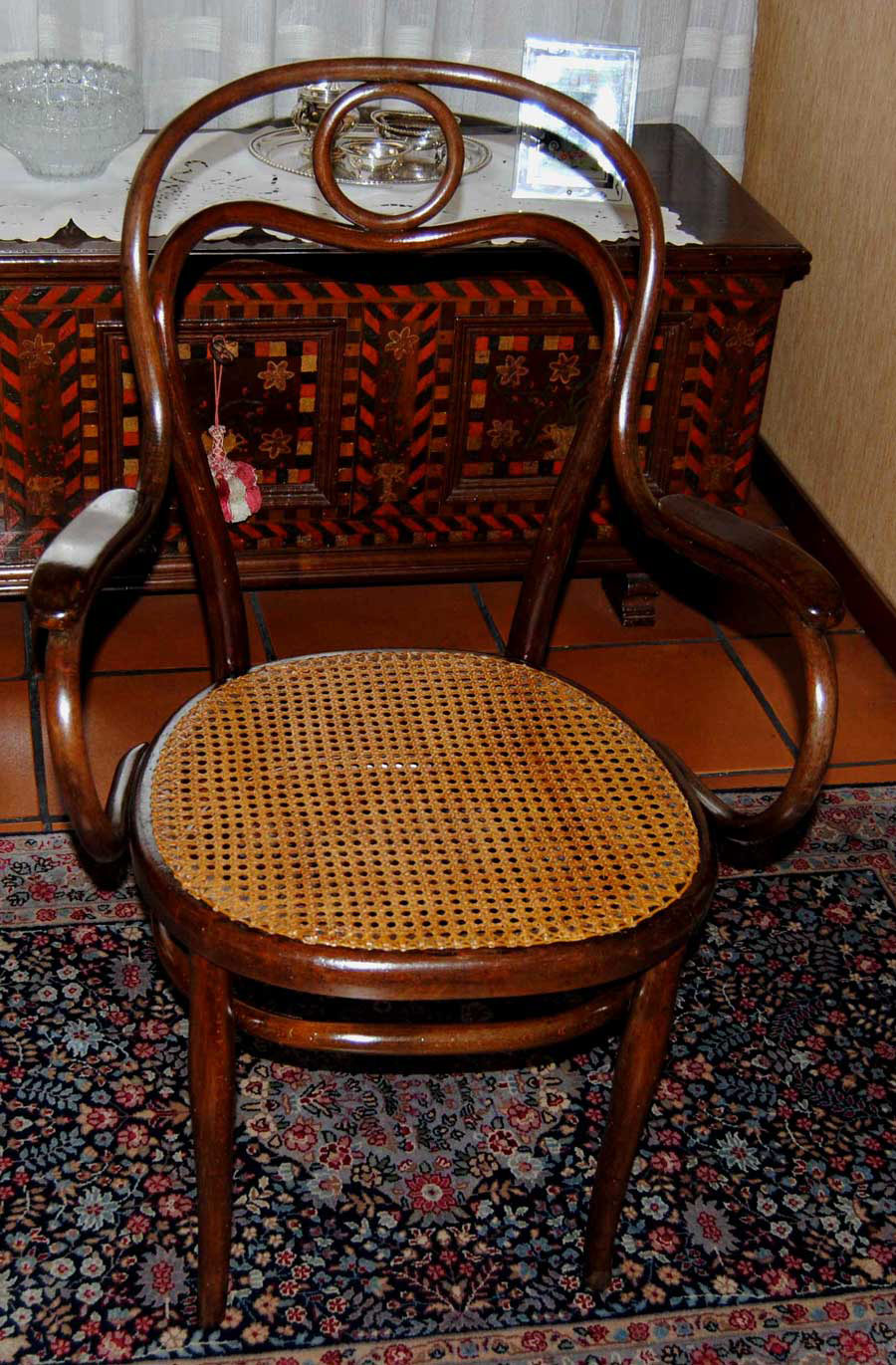 Pratica e rara poltroncina da scrivania Thonet integra. Österreich, um 1870. In massiccio faggio curvato a vapore.