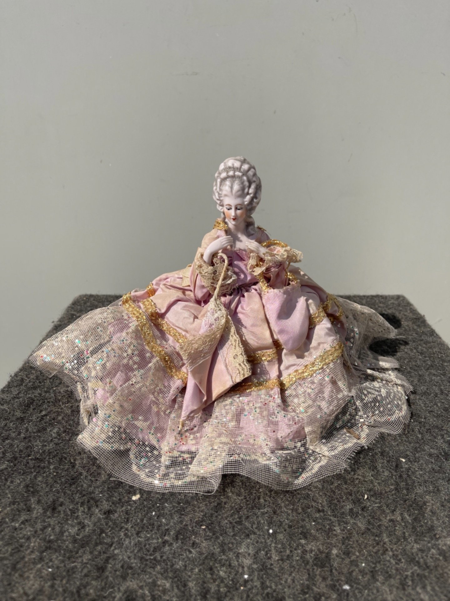 Puderdose 'Halbpuppe' aus Porzellan mit Figur einer Dame mit Sonnenschirm. Frankreich oder Deutschland.