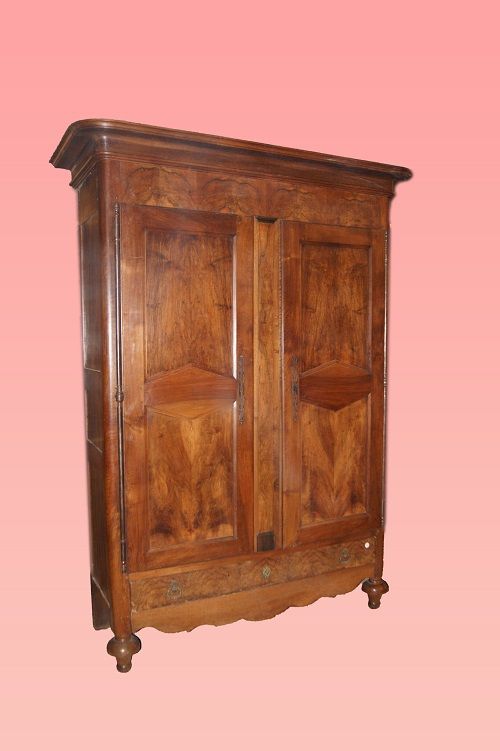 Großer französischer Nussbaumschrank aus dem 18. Jahrhundert im Louis-Philippe-Stil