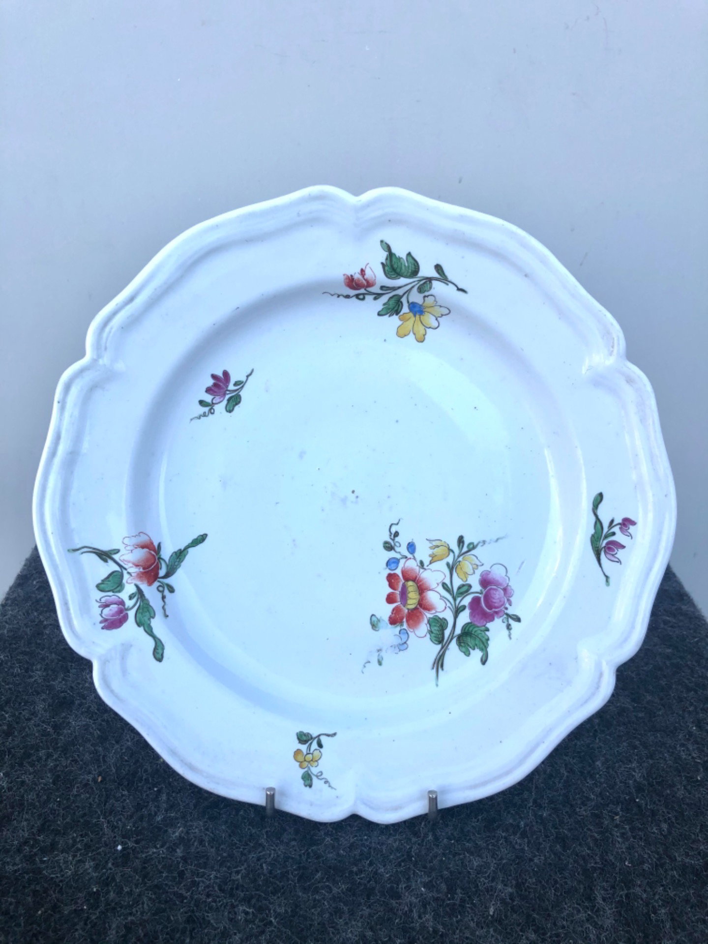 Porzellanteller mit Blumendekor. Manufaktur Doccia-Ginori.
