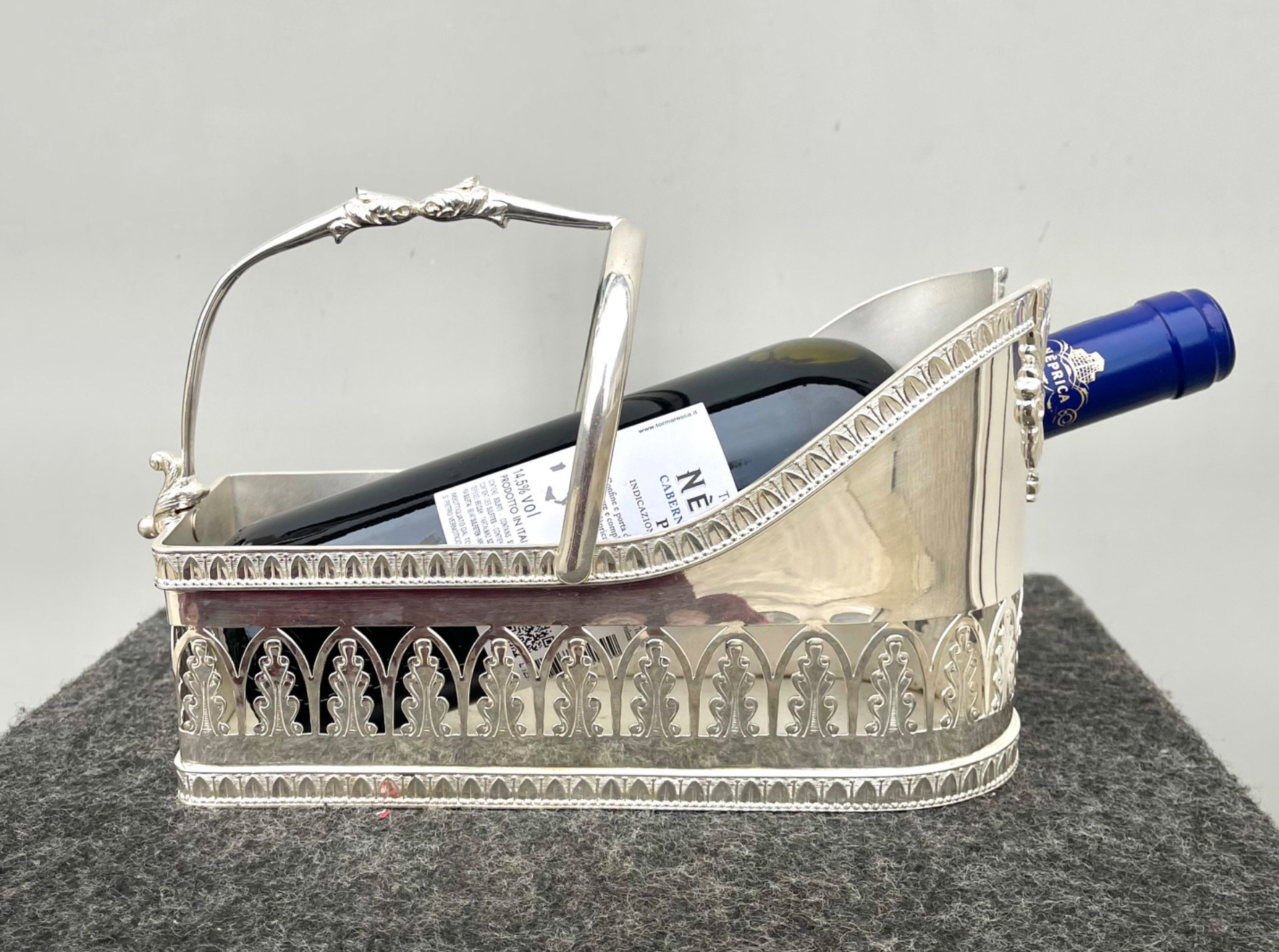 Pareja de recipientes portabotellas de vino en baño de plata con motivos vegetales estilizados y calados. Estados Unidos.