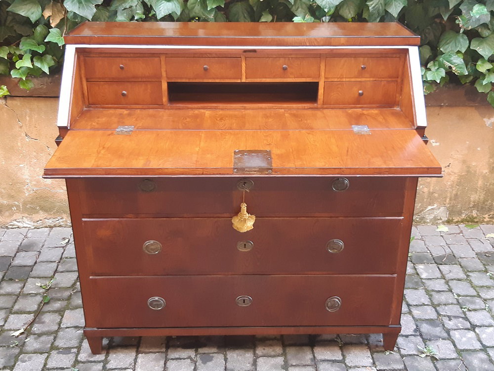 Mueble antiguo de escritorio abatible de la primera mitad del siglo XIX en raíz de roble