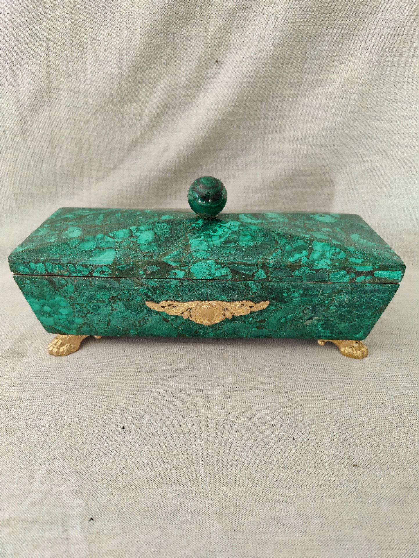 Straordinario cofanetto in malachite con fregi in bronzo dorato - 31 x 13 cm