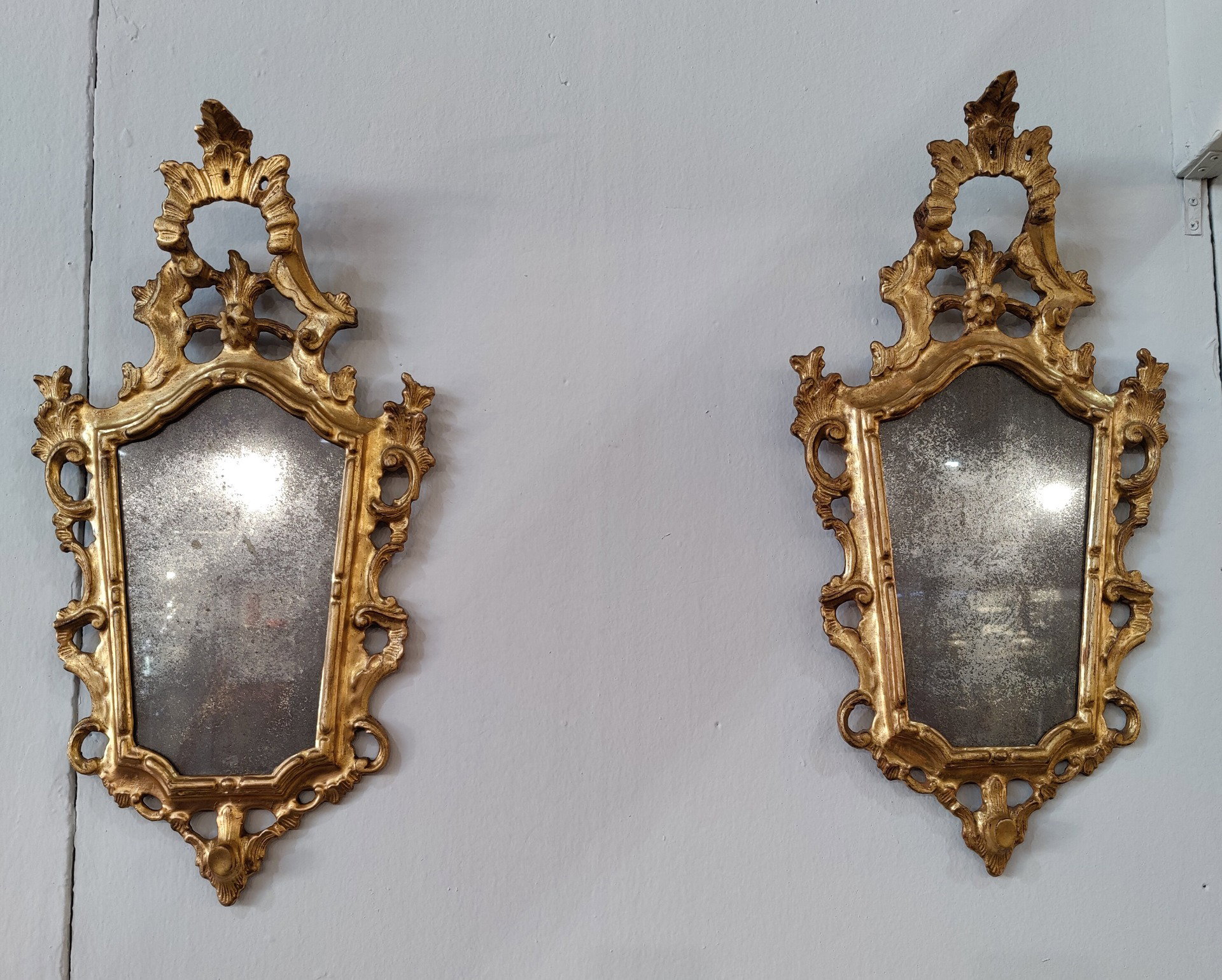 Coppia di ventoline veneziane in legno di cirmolo, foglia oro - Periodo '800 - Venezia - 66 x 30 cm