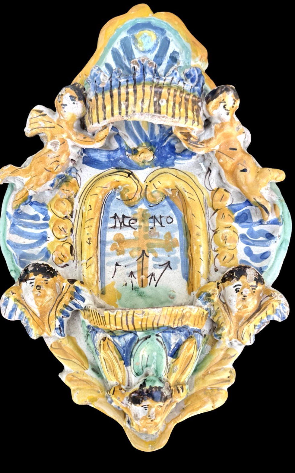 Bénitier en faïence avec putti et motifs végétaux stylisés. Ariano Irpino.