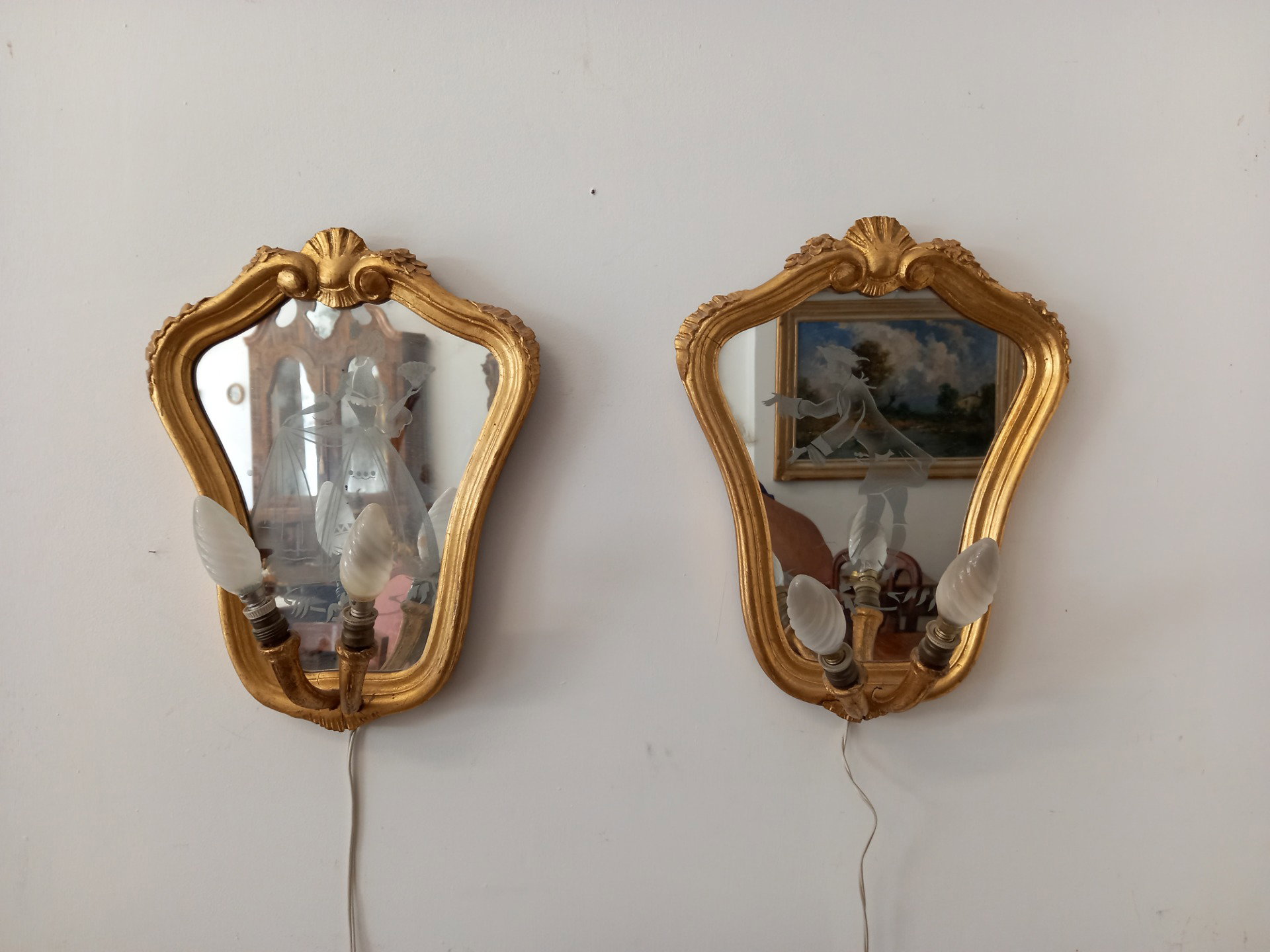 Paar goldene Wandleuchten im Louis-XV-Stil mit venezianischen Figuren - Mitte des 20. Jahrhunderts