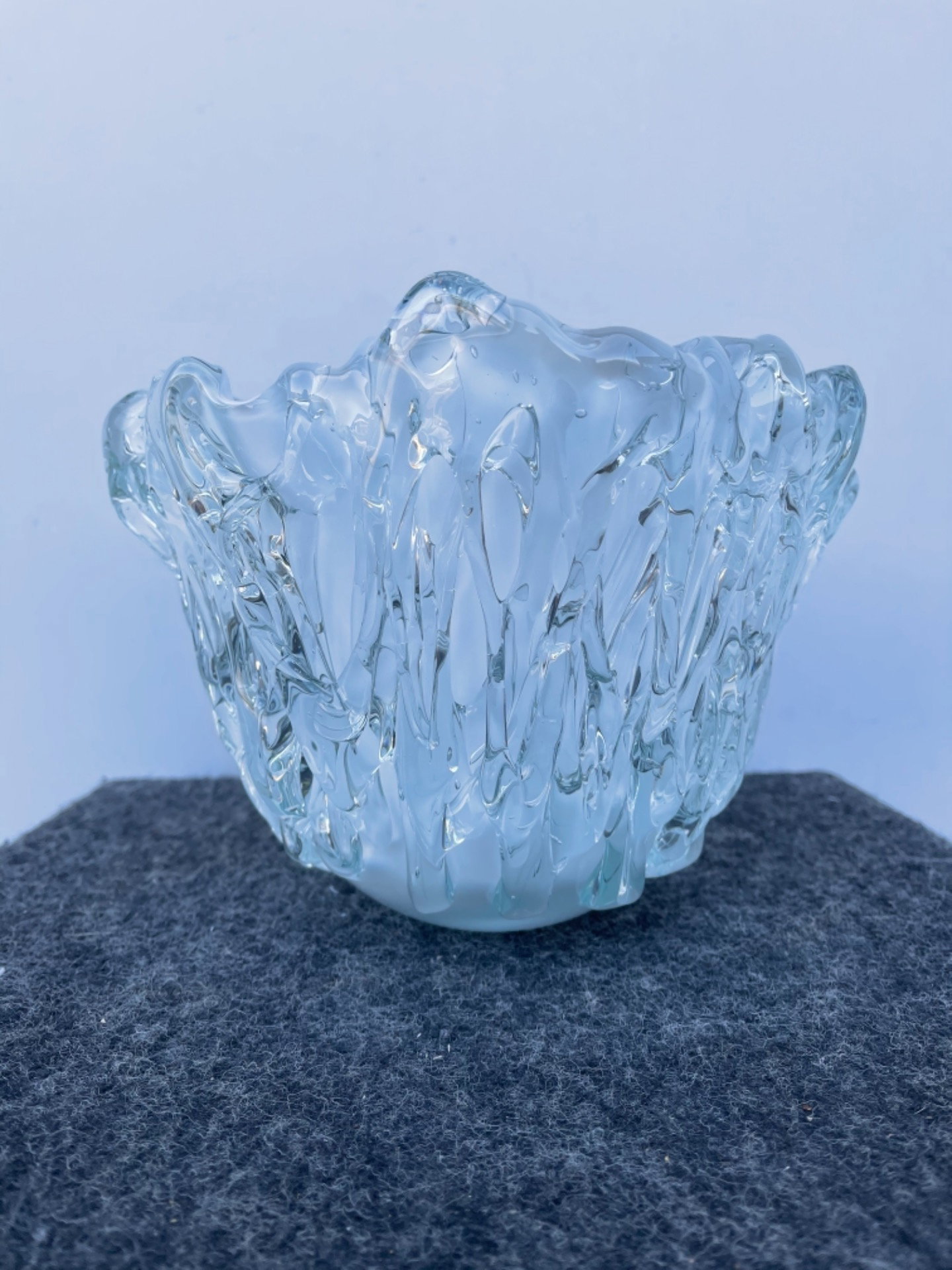 Schwere Glasvase mit Milchglas-Innenleben und transparenten Ausläufern. Seguso, Murano.