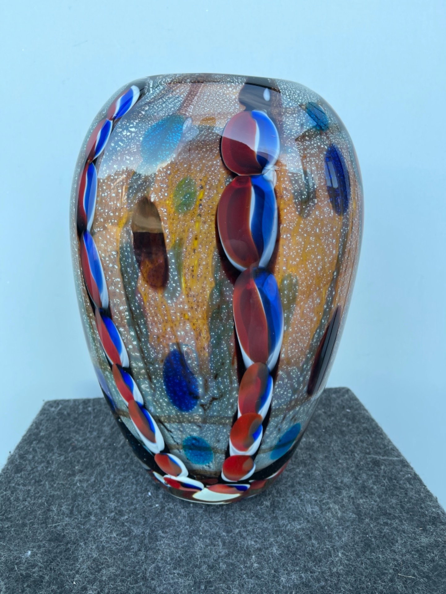 Schwere Glasvase mit eingeschmolzenen Murrinen und Silberfolie. Alfredo Barbini. Murano.