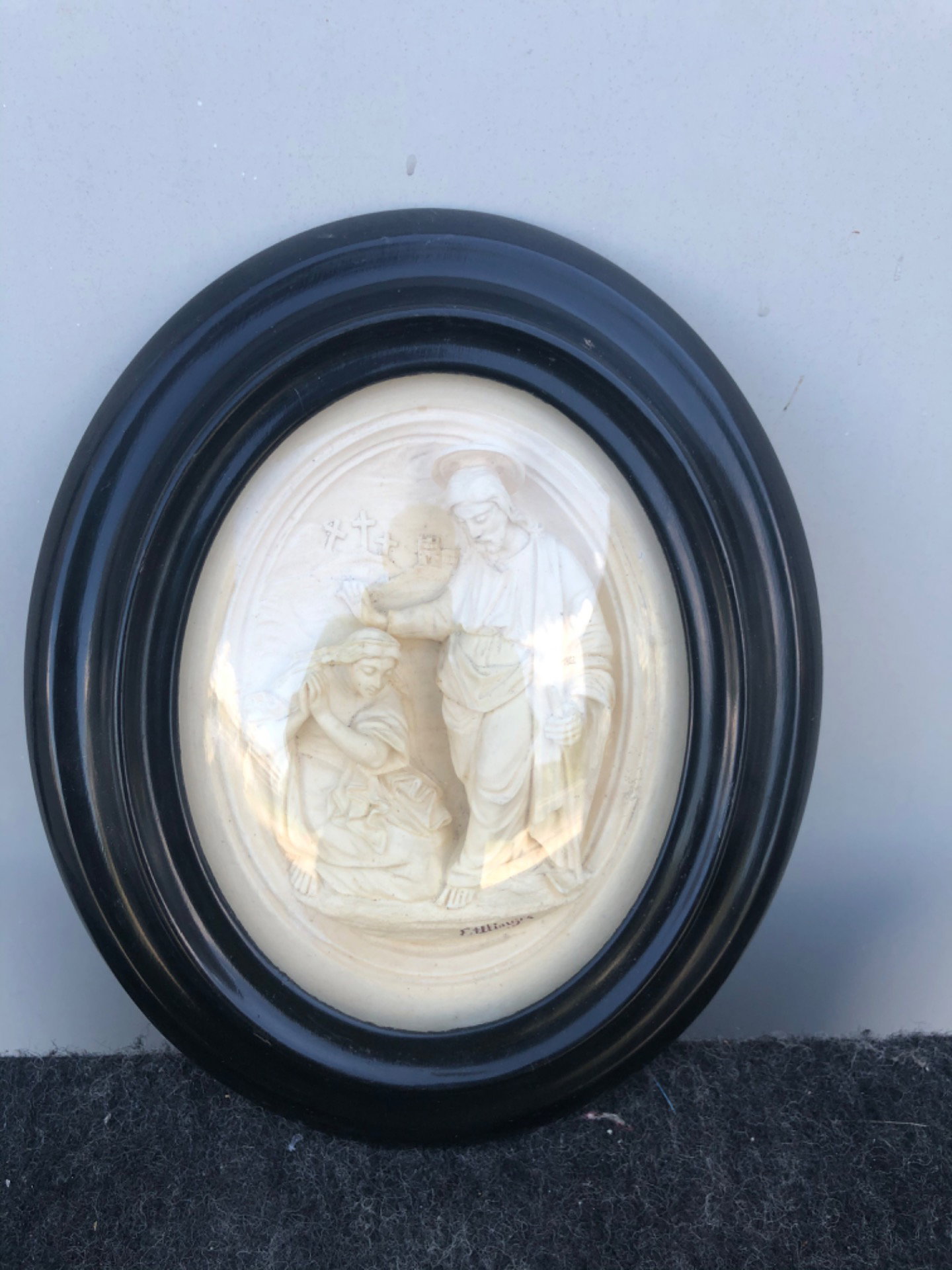Flachrelief aus Meerschaum (Magnesit), das den segnenden Jesus darstellt. Signiert: E. Minger.