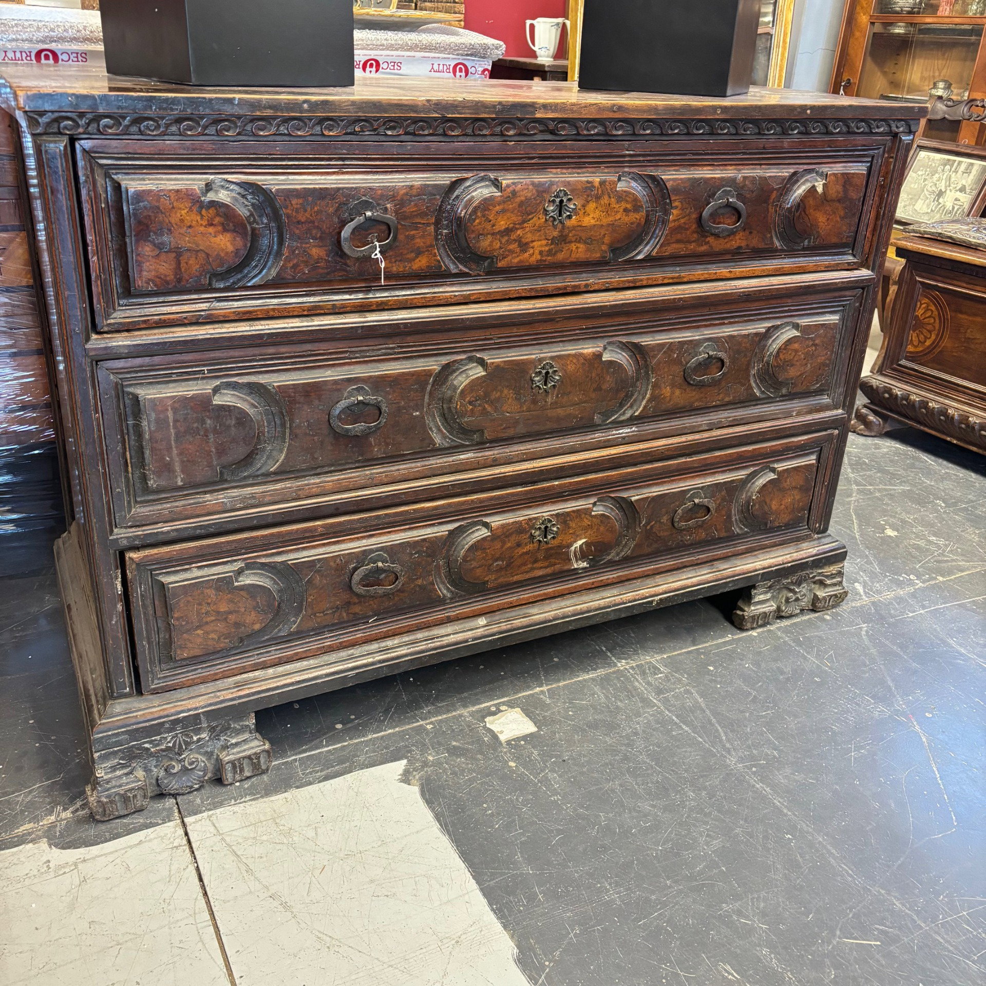 Impresionante mueble antiguo de Bérgamo, siglo XVII, tres cajones de nogal y raíz. Todo original, con pátina original. Medidas: 140 x 58 x 98 cm.