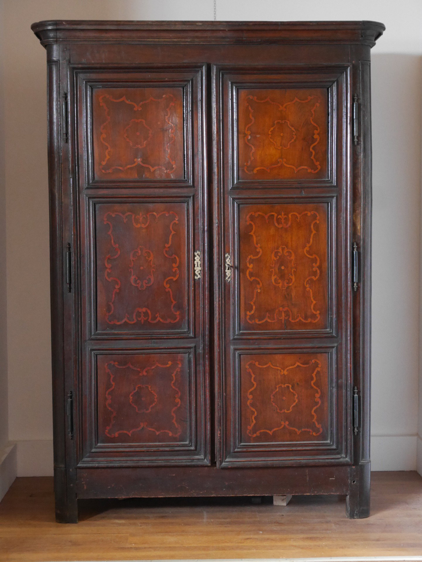 Außergewöhnlicher piemontesischer Barockschrank aus der ersten Hälfte des 18. Jahrhunderts (Palastmöbel)