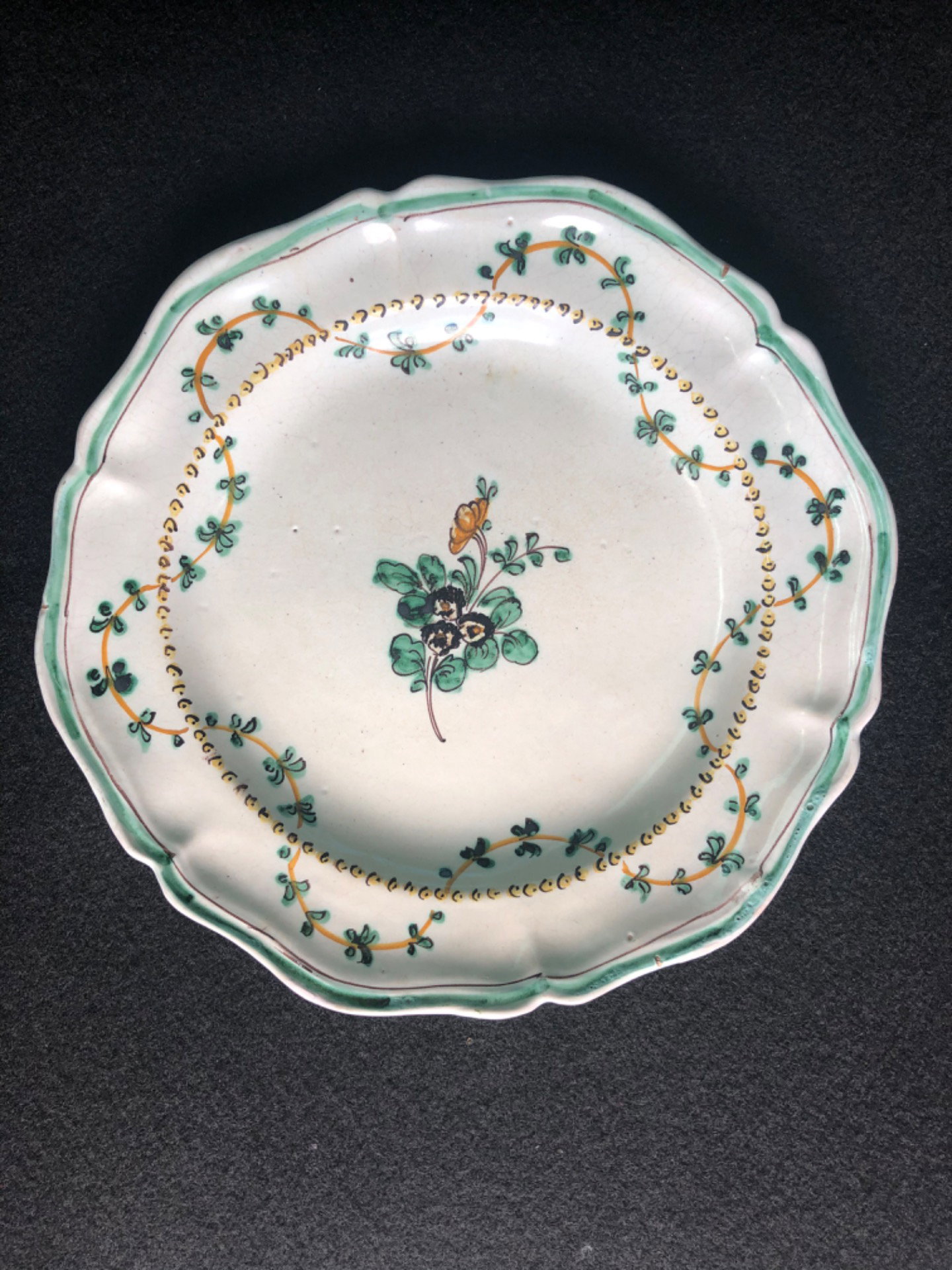 Prato de cerâmica com decoração floral e festões. Cerreto Sannita.