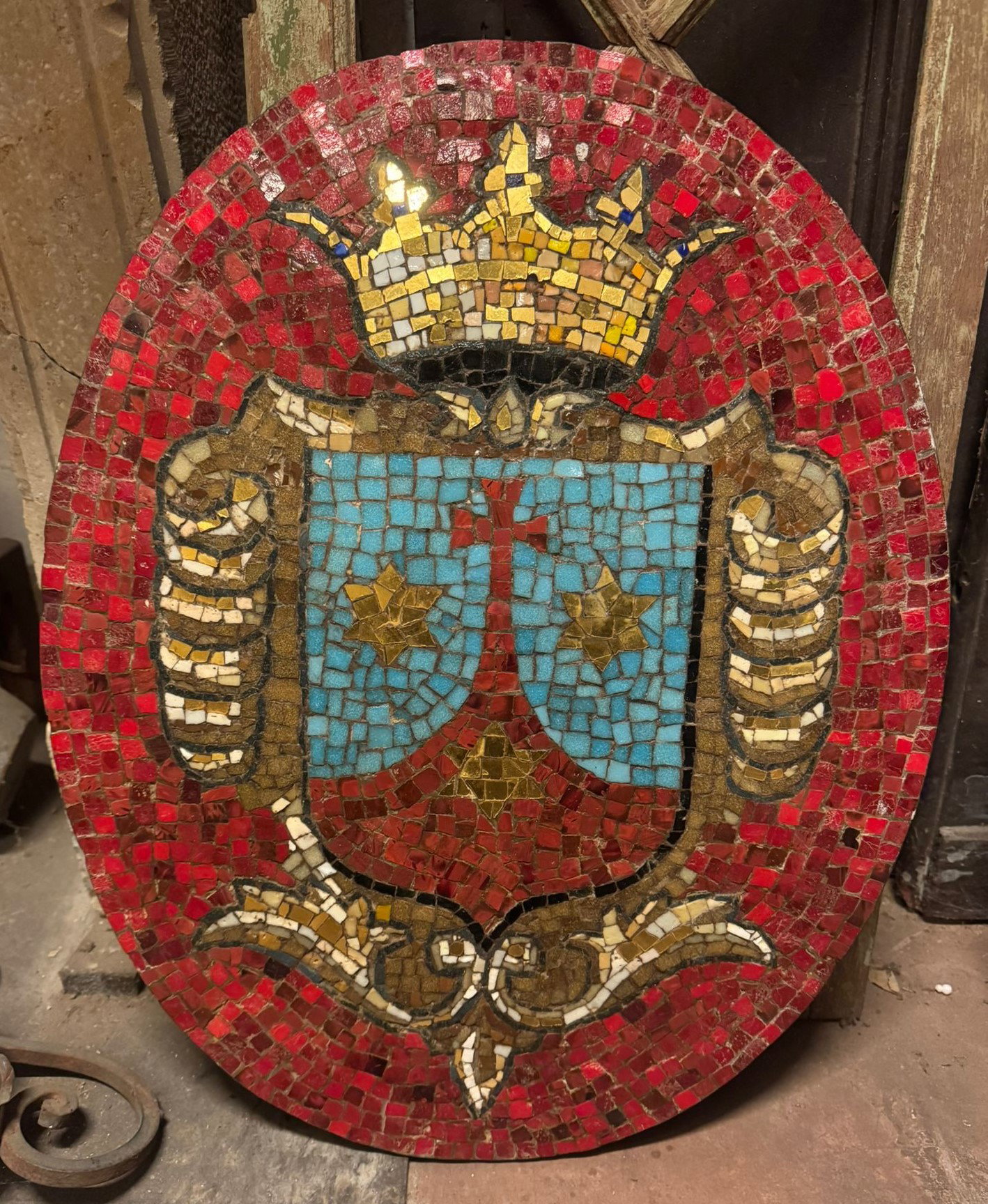 DARS656 - Mosaico de vidro representando brasão, medidas cm L 42 x A 54