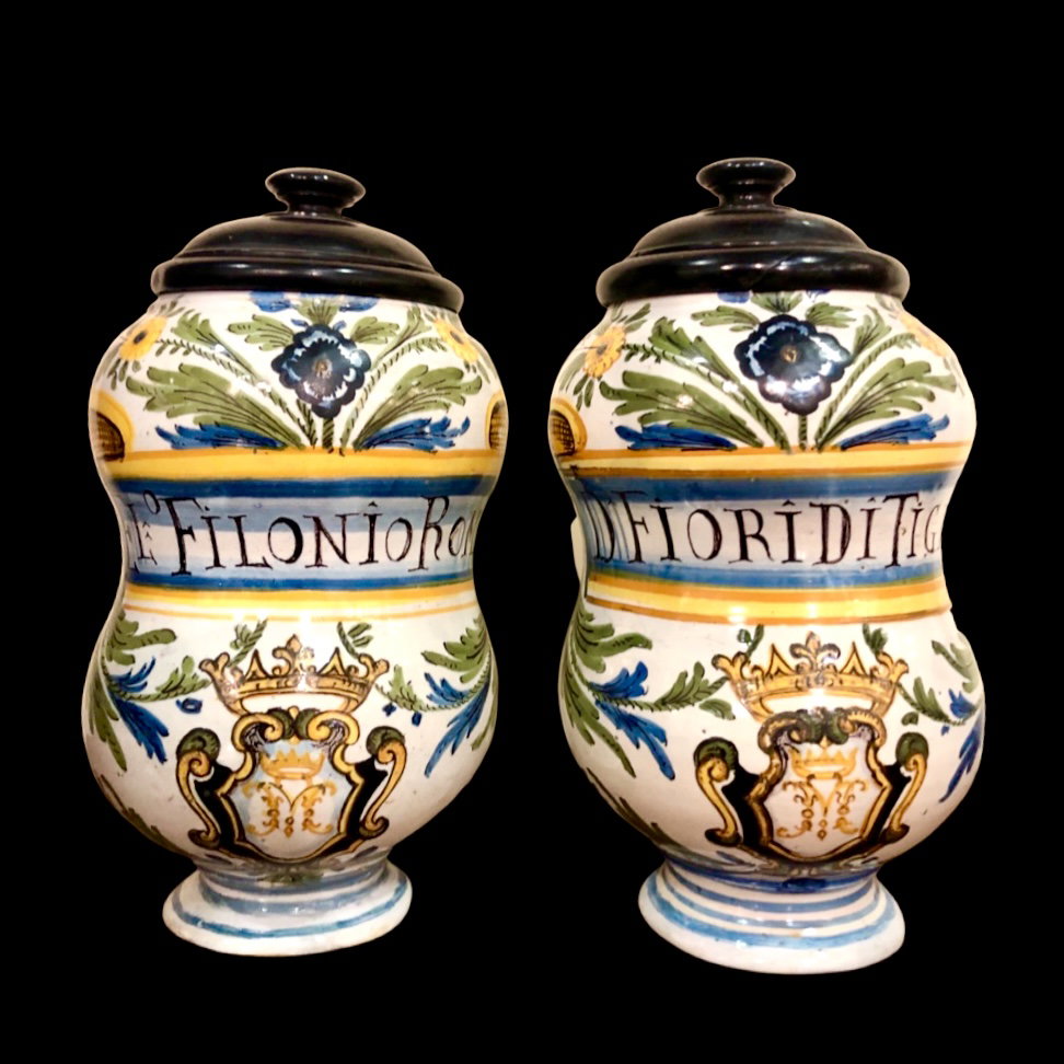 Pair of maiolica albarelli with stylized floral decoration and noble coat of arms. Francesco M.Luzi manufactory, Urbania 1770.